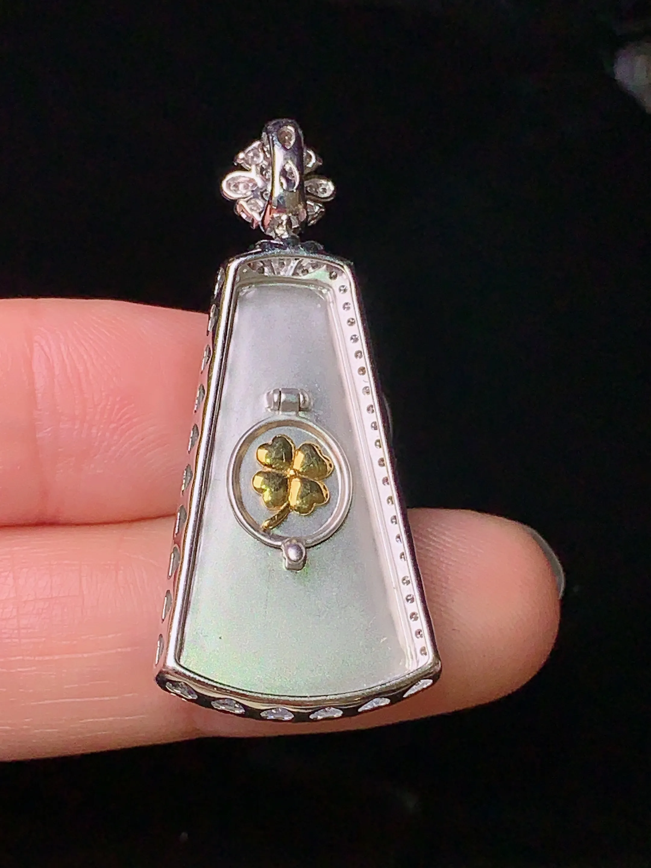 18k金钻镶嵌翠绿无事牌吊坠 玉质细腻 色泽艳丽 整体尺寸38.5*17*6.5