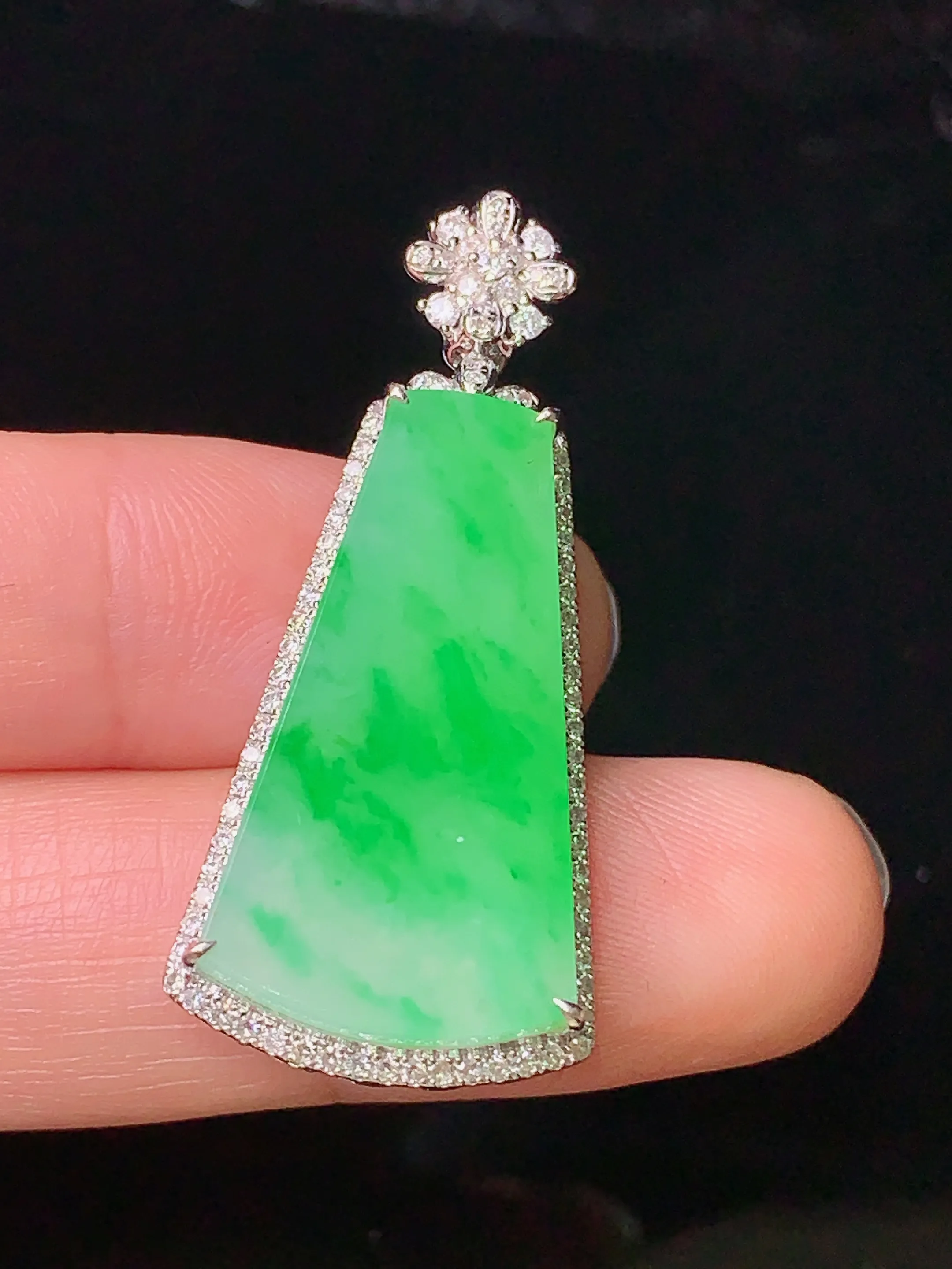 18k金钻镶嵌翠绿无事牌吊坠 玉质细腻 色泽艳丽 整体尺寸38.5*17*6.5