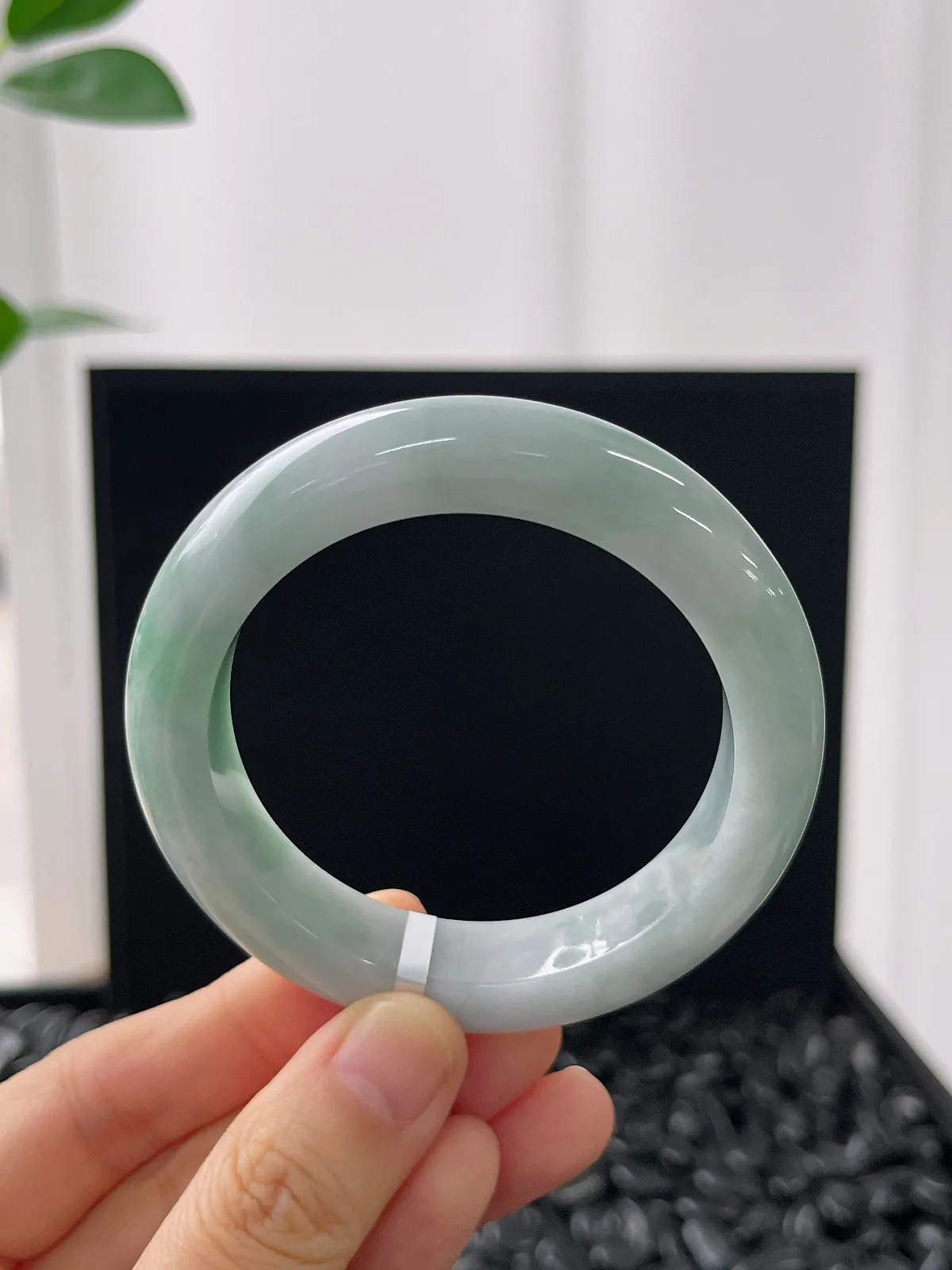 正圈50.1圈口，翡翠糯化种浅绿色手镯