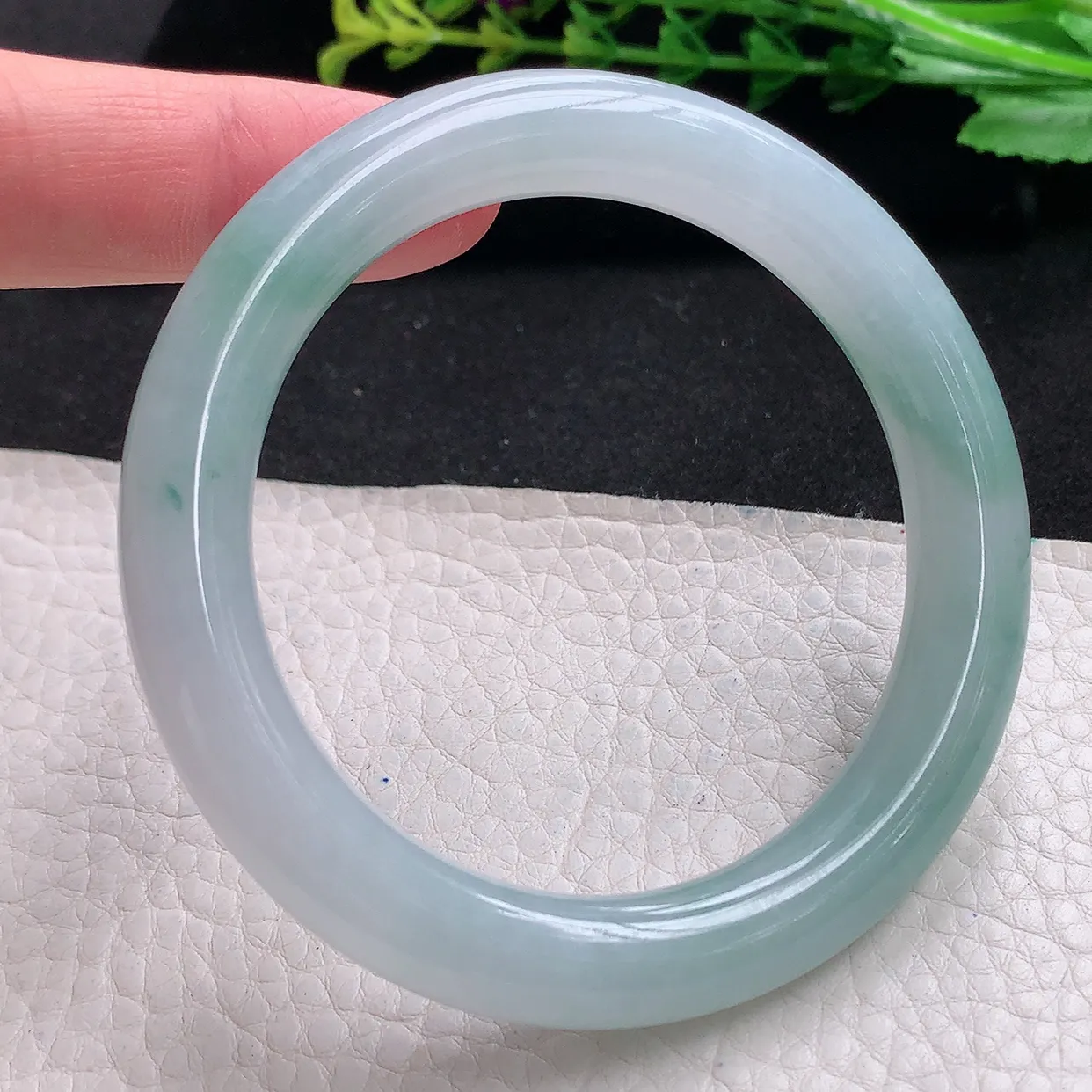 r自然光54.5*9.6美人镯 天然缅甸翡翠a货冰飘花圆条玉手镯 玉手环