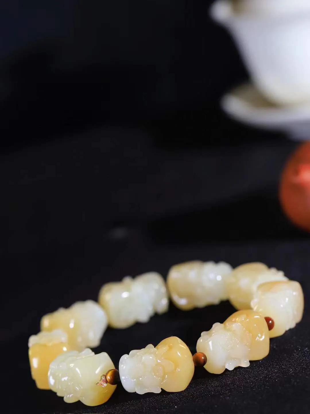 【十八罗汉.手串】

精品和田玉糖白玉罗汉手串，玉质温润细腻 油性十足 精工雕琢 整器雕工精细