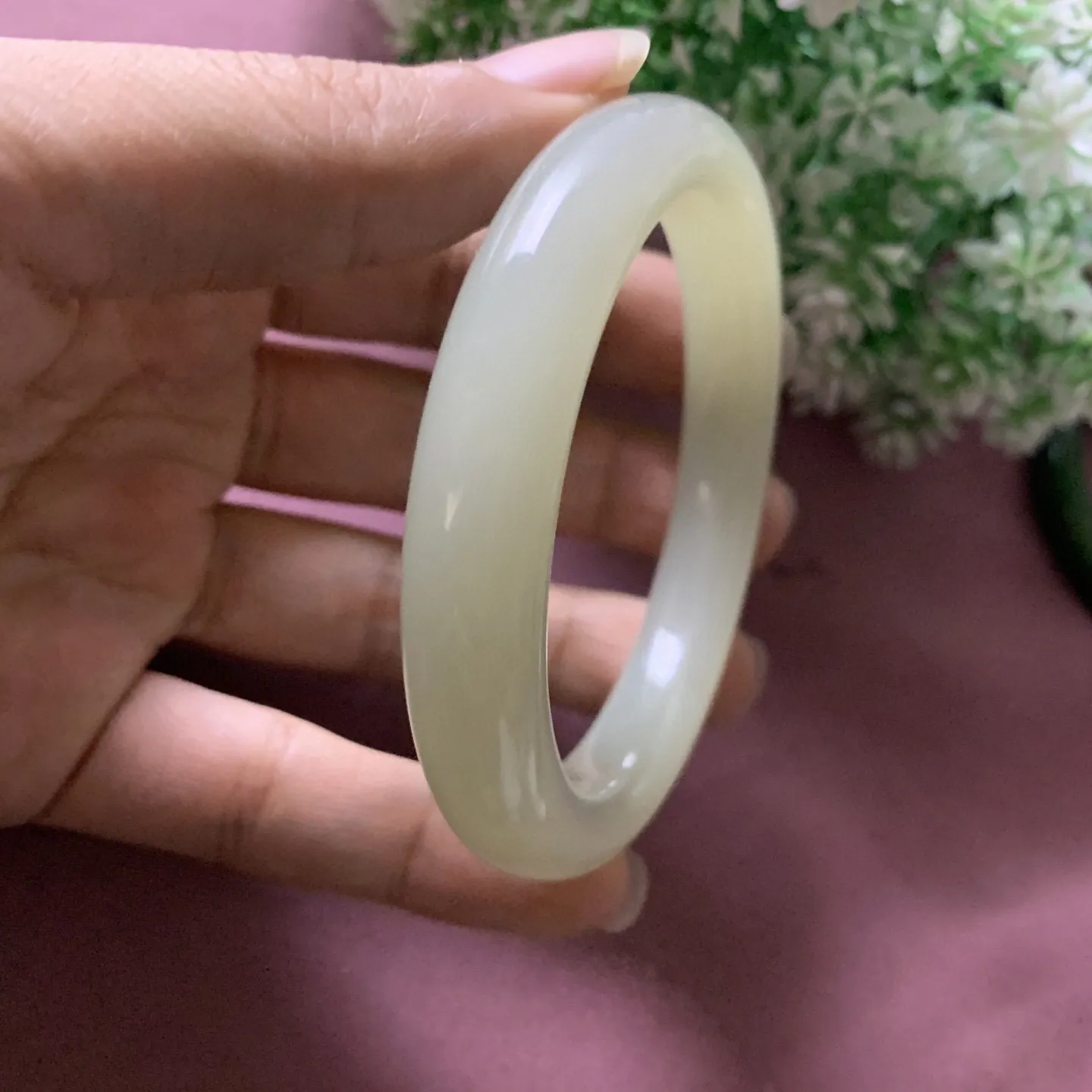 和田玉58.5圈口晴水色手镯，玉质细腻油润，密度紧凑，琢型圆润，高脂粉，品相大，佩戴端庄典雅