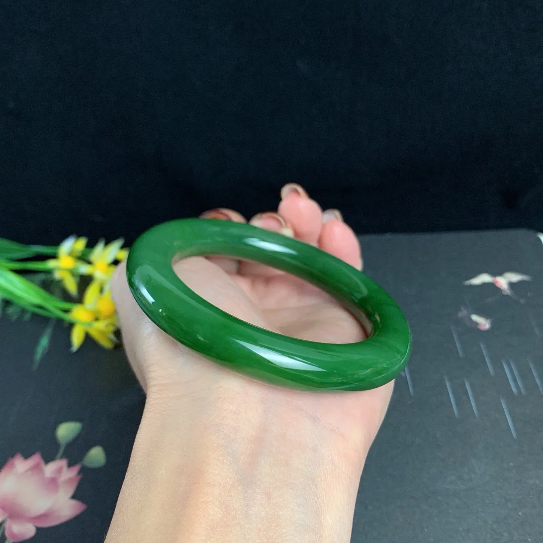 和田玉54.5圈口阳绿色肥圆条碧玉手镯！玉质细腻油润 底色纯净 无裂无杂 脂粉好，品质高