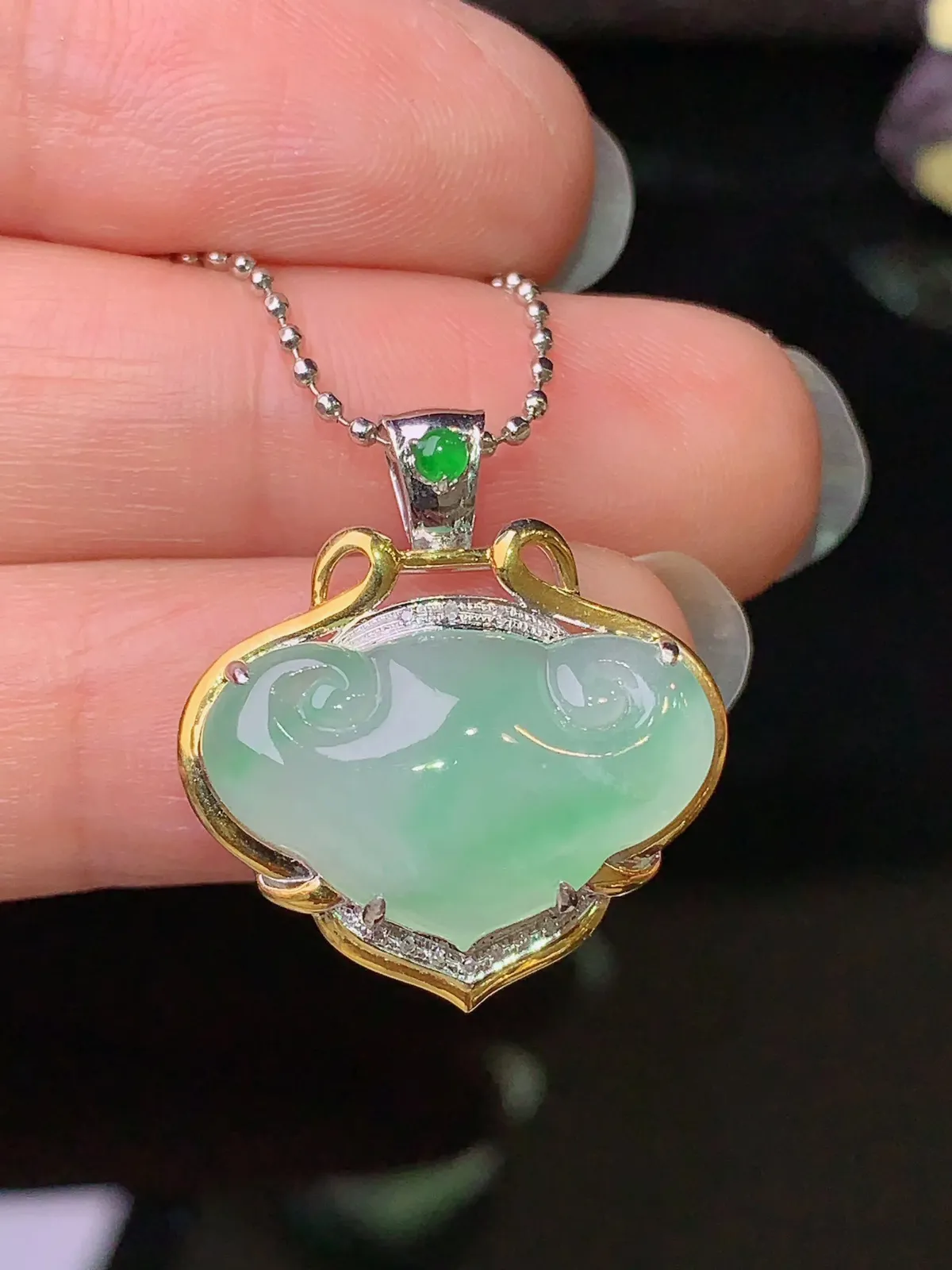 18k金钻镶嵌飘绿如意头吊坠 玉质细腻 色泽艳丽清新 整体尺寸22.6*20.5*6.6