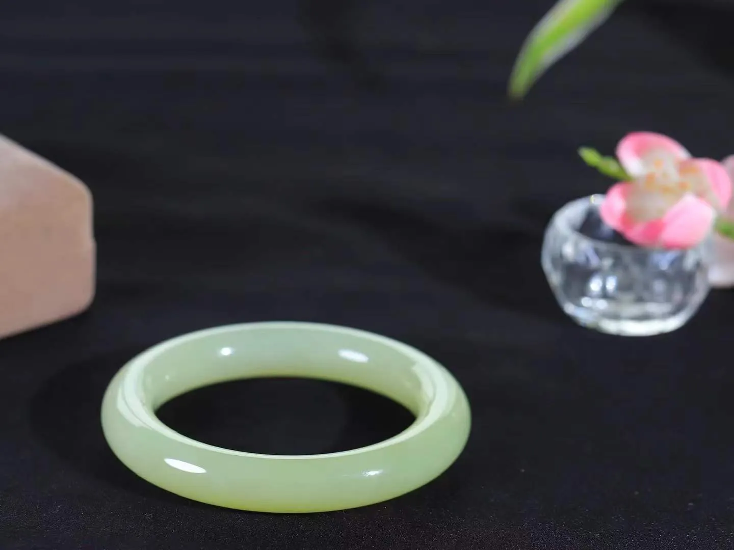 【玉佳人·手镯】

精品️和田玉黄口圆条手镯 ，玉质细腻油润，做工细致精美，端庄素雅，亭亭玉立，芊