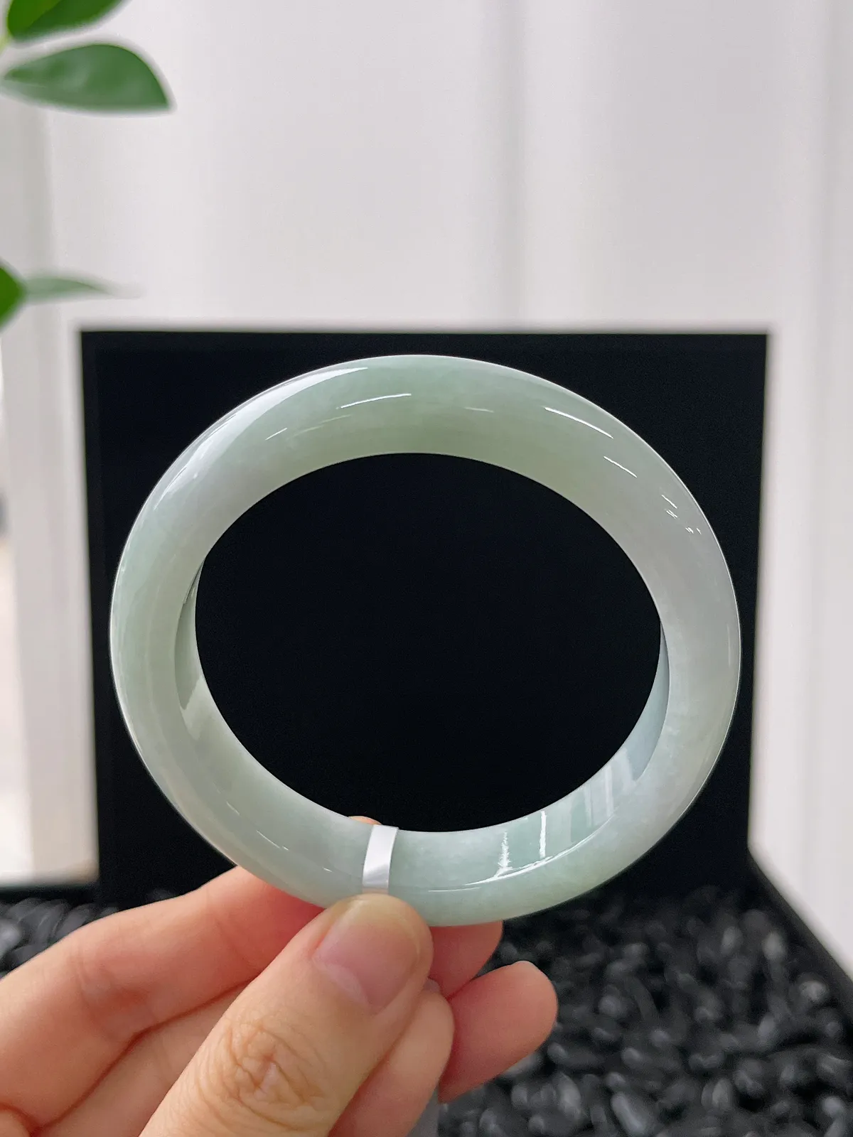 正圈54.9圈口，翡翠糯化种浅绿色手镯