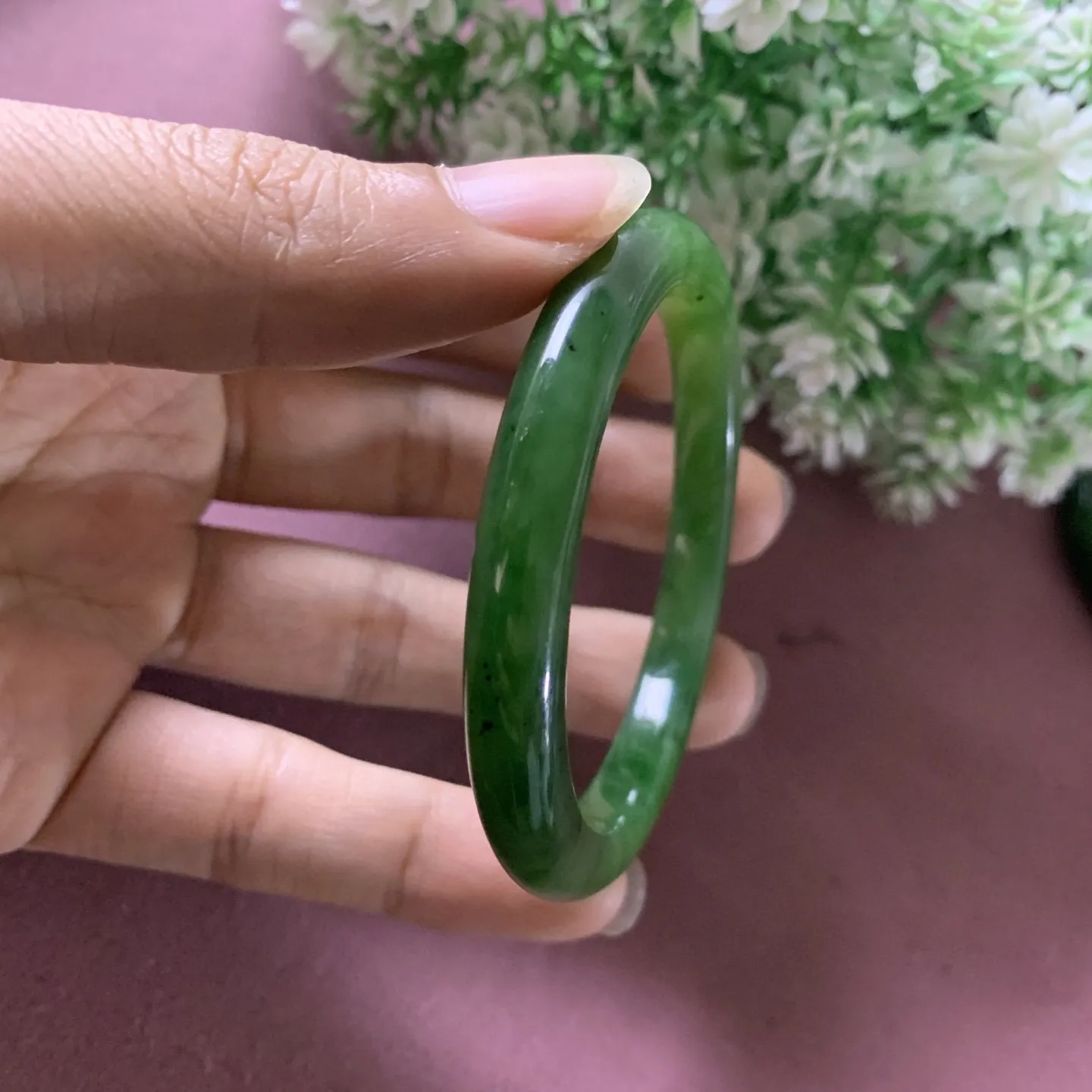 和田玉碧玉55圈口阳绿色手镯，圈口55宽8.3mm 重29.8玉质细腻油润，密度紧凑，琢型圆润，高脂粉，品相大，佩戴端庄典雅