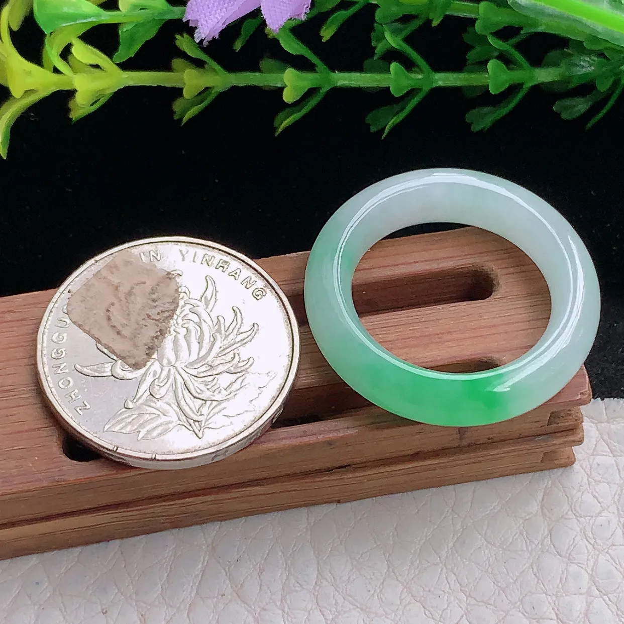 zl自然光19.2*6*4.5天然缅甸翡翠a 货19.2mm内径飘阳绿玉戒指 玉指环