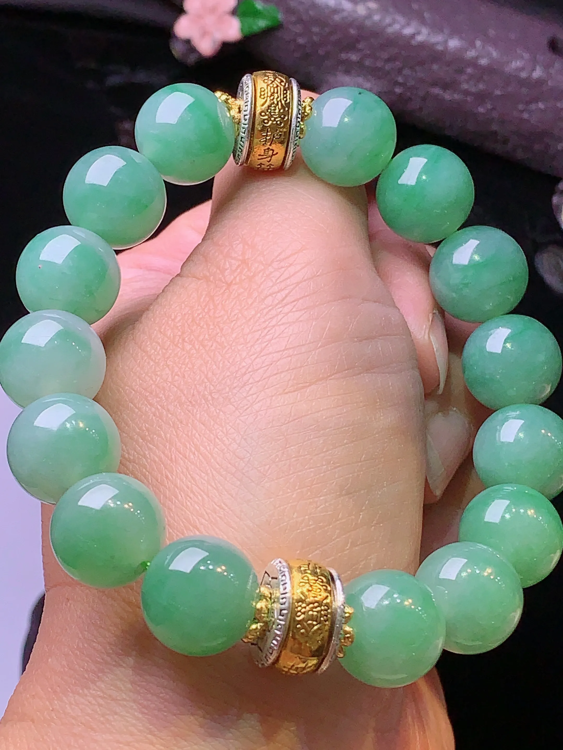 飘绿圆珠手链 玉质细腻 色泽艳丽 整体尺寸12.5