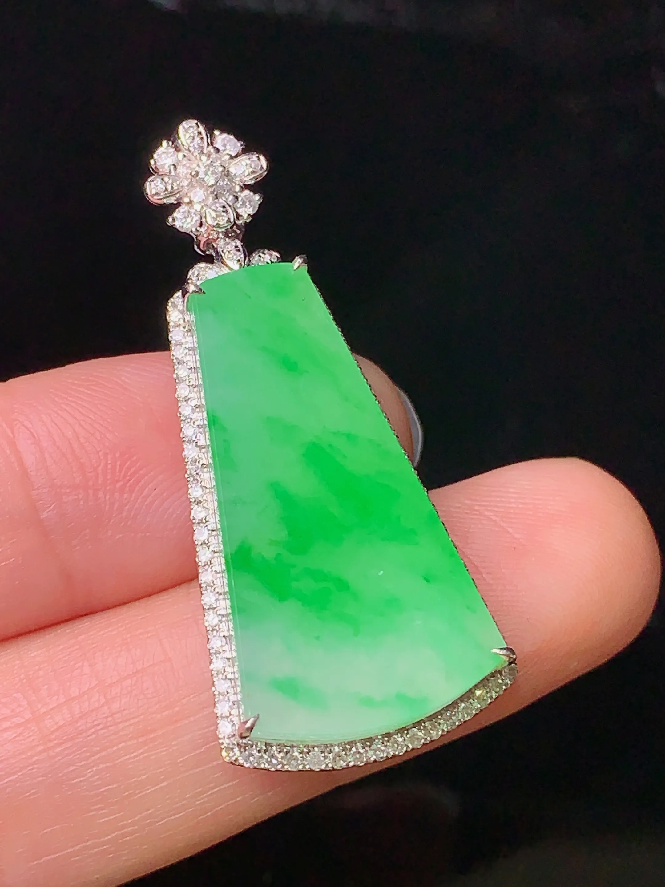 18k金钻镶嵌翠绿无事牌吊坠 玉质细腻 色泽艳丽 整体尺寸38.5*17*6.5