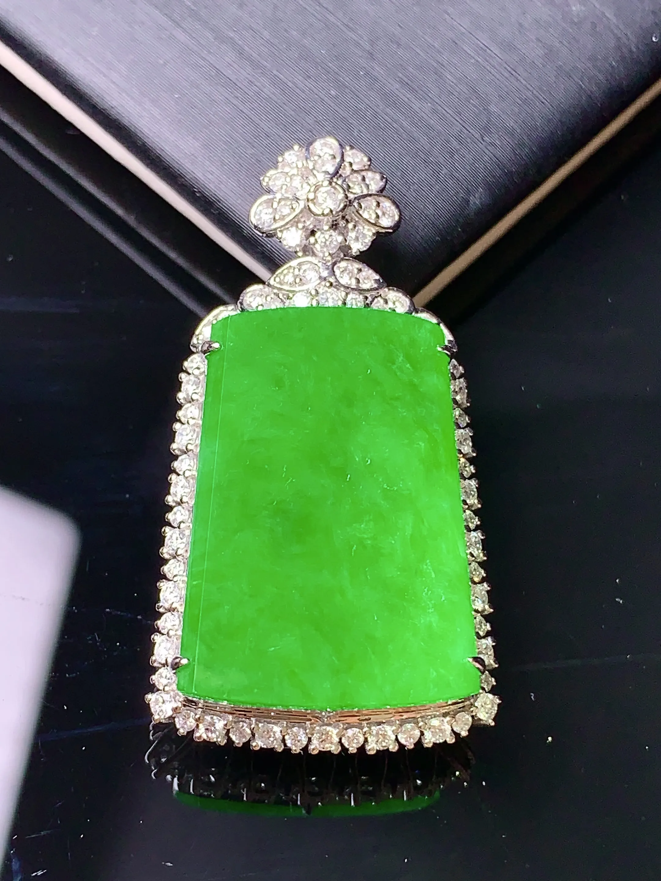 18k金钻镶嵌翠绿无事牌吊坠 玉质细腻 色泽清新艳丽 整体尺寸35.2*19*10