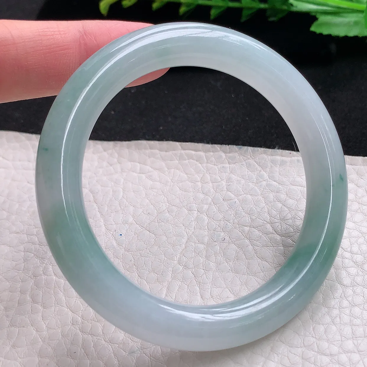 r自然光54.5*9.6美人镯 天然缅甸翡翠a货冰飘花圆条玉手镯 玉手环