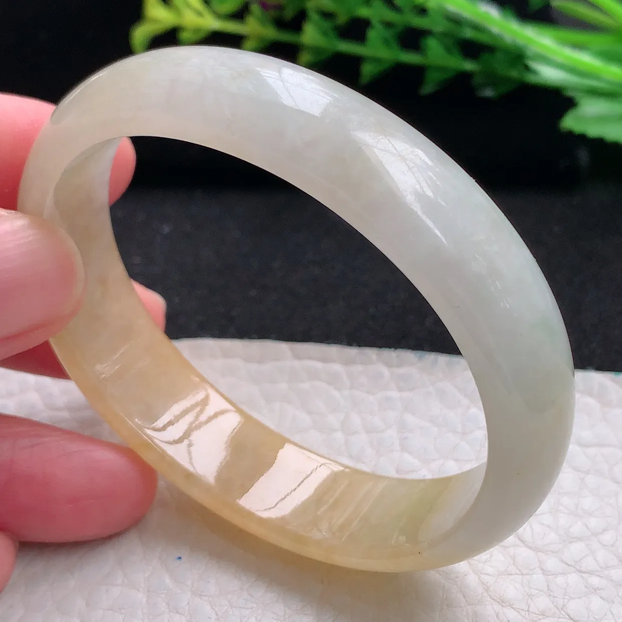 mq自然光55.5*47*14*6贵妃镯 天然翡翠a货冰双彩蛋形宽边玉手镯 玉手环