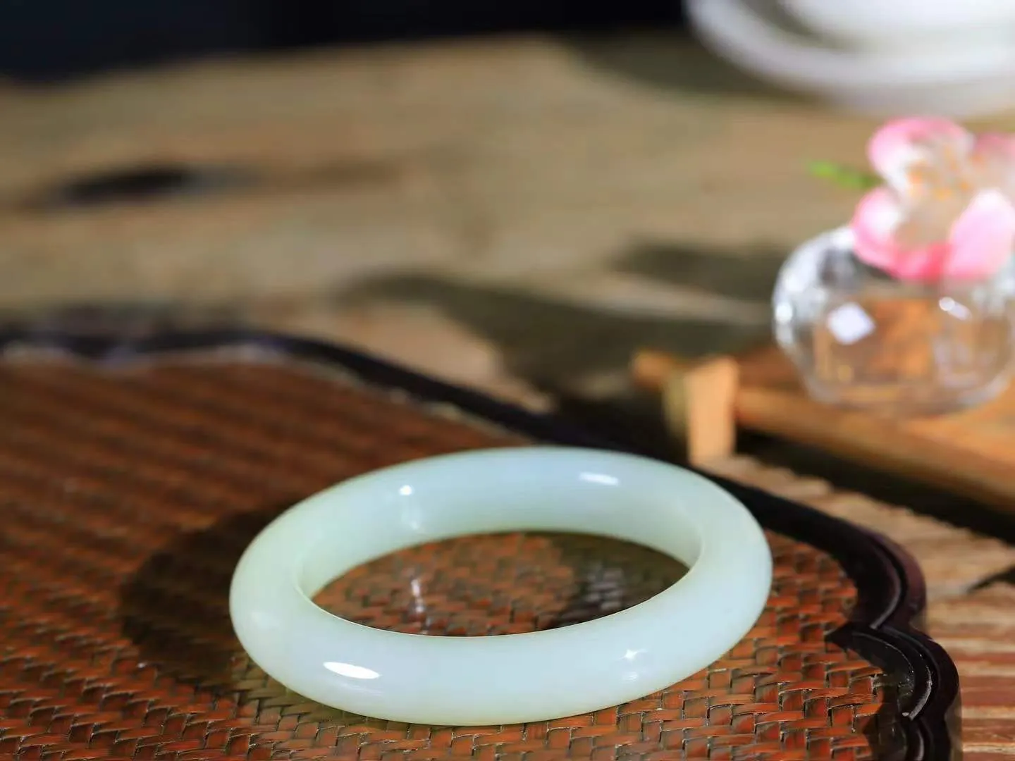 【花样年华·手镯】

精品️和田玉手镯，质地油润细腻，色泽高贵典雅，镯型古朴典雅。在诗情画意的雨巷