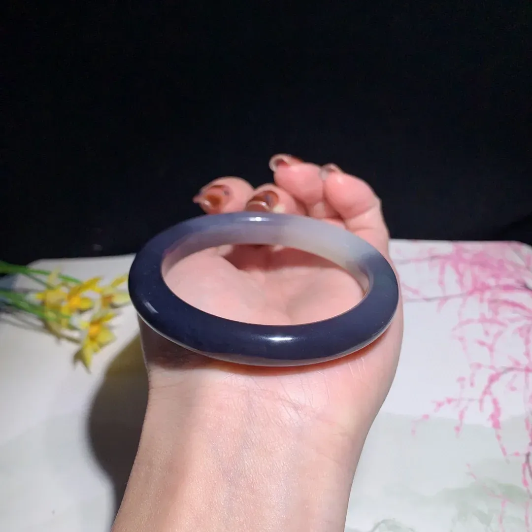 和田玉55圈口紫罗兰色手镯，白加紫，玉质细腻油润 底色纯净 无裂无黑 脂粉好，品质好！