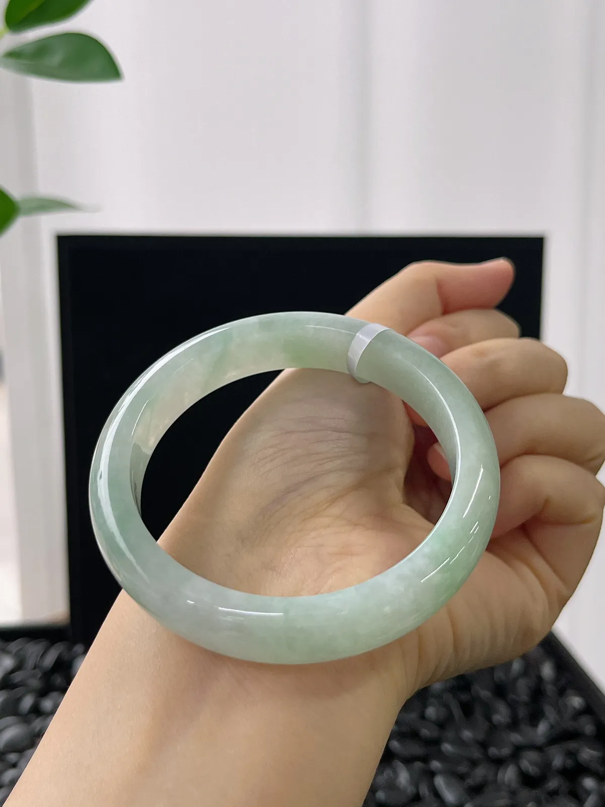 正圈56.8圈口，翡翠糯化种浅绿色手镯