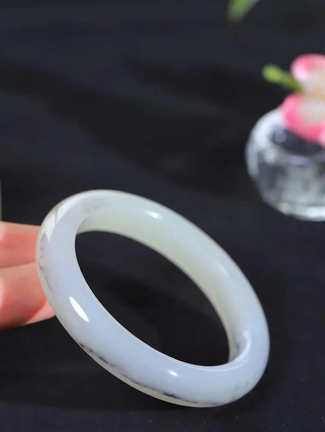 （一见钟情.手镯）

精品和田玉手镯，玉质温和莹润，精光内蕴，手感舒适。整器简约，打磨光洁，让人爱不释手，料美艺精，萦绕于手，尽显高贵之姿。重46.2克 内径52.5mm尺寸11.5-8.5mm   FDA-10110673