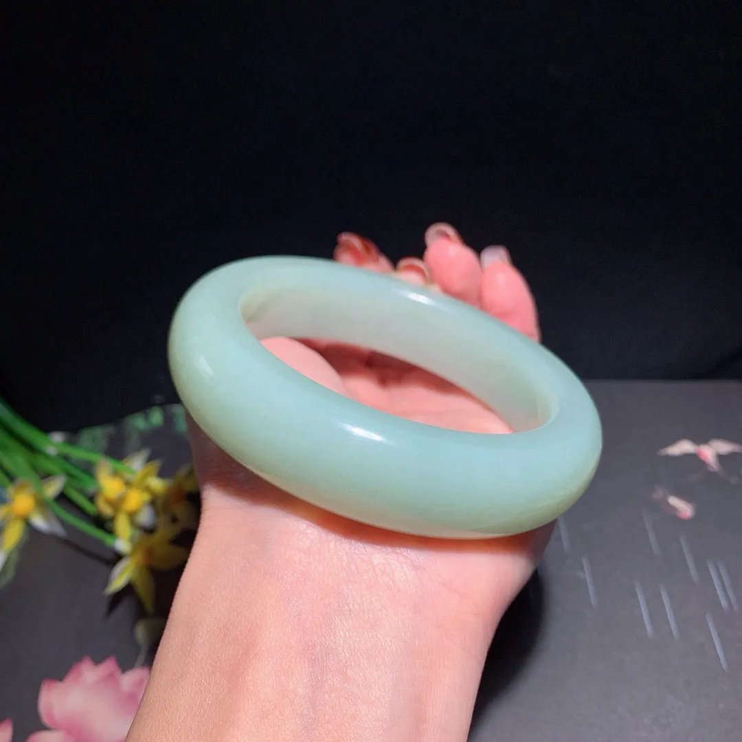 和田玉61圈口且末蓝手镯！玉质细腻油润 底色纯净 无裂无杂 脂粉好，品质高。