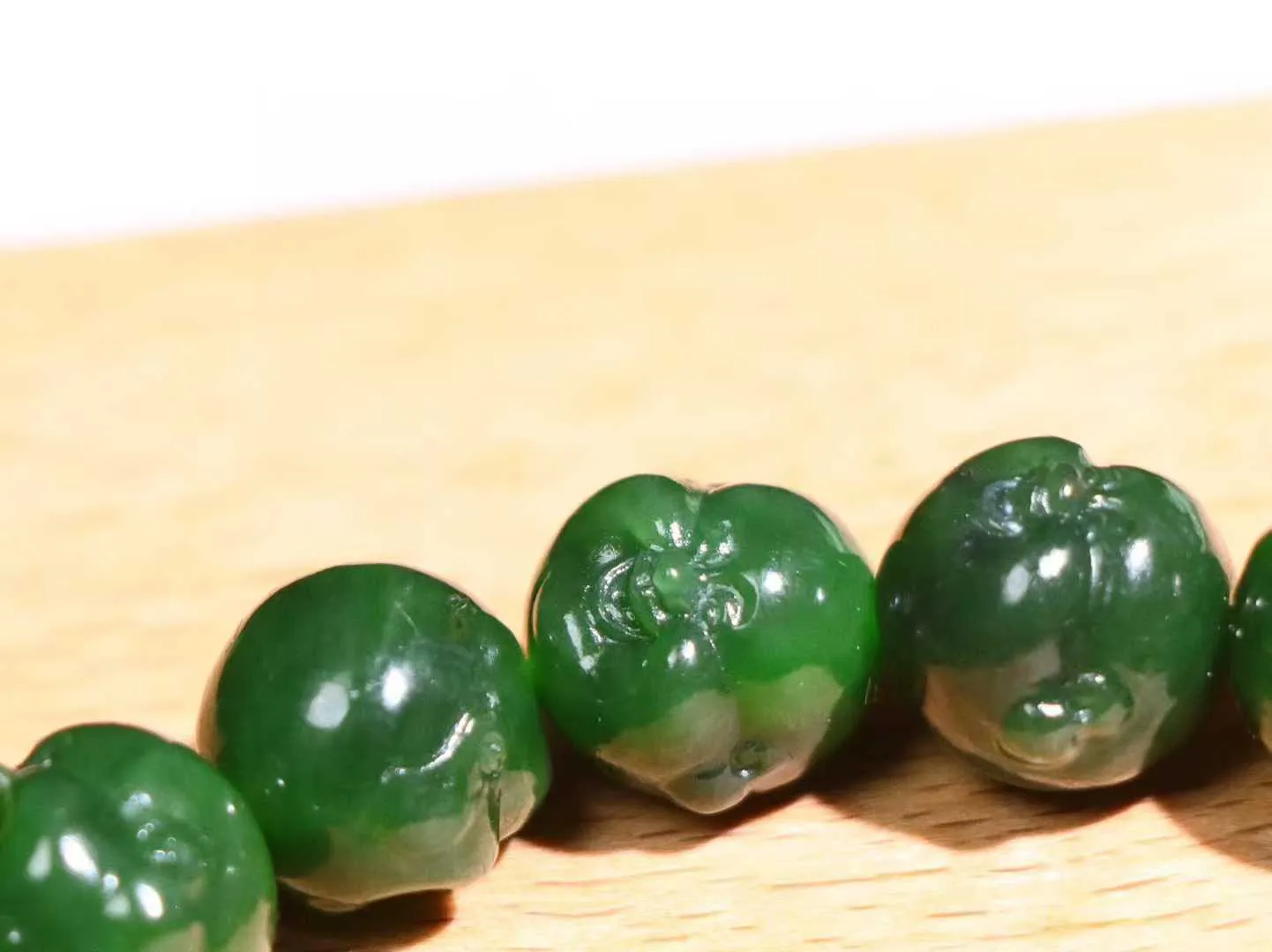 【佛佑众生】

精品和田玉碧玉佛头手串，七号矿老料 玉质温润细腻，油性十足，精雕佛像，面容慈祥，憨态可掬，佛祖能利益安乐一切众生，满足一切愿求。给佩戴者带来平安与慈悲，永保平安。
尺寸取一11mm 重35.5克 O8242061045