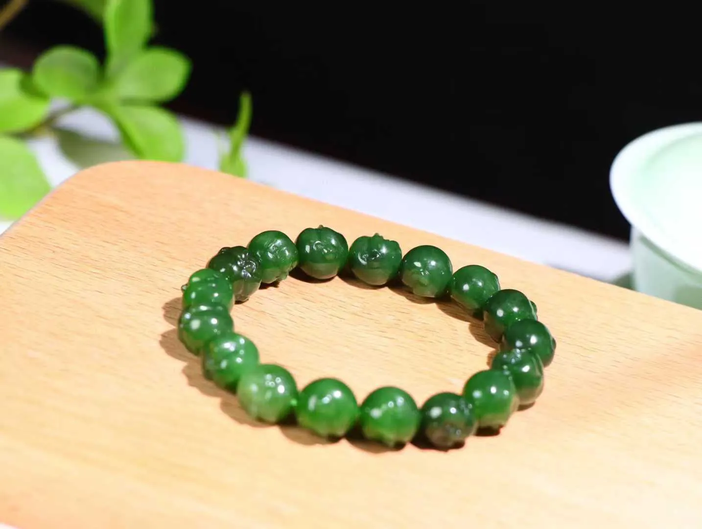 【佛佑众生】

精品和田玉碧玉佛头手串，七号矿老料 玉质温润细腻，油性十足，精雕佛像，面容慈祥，憨