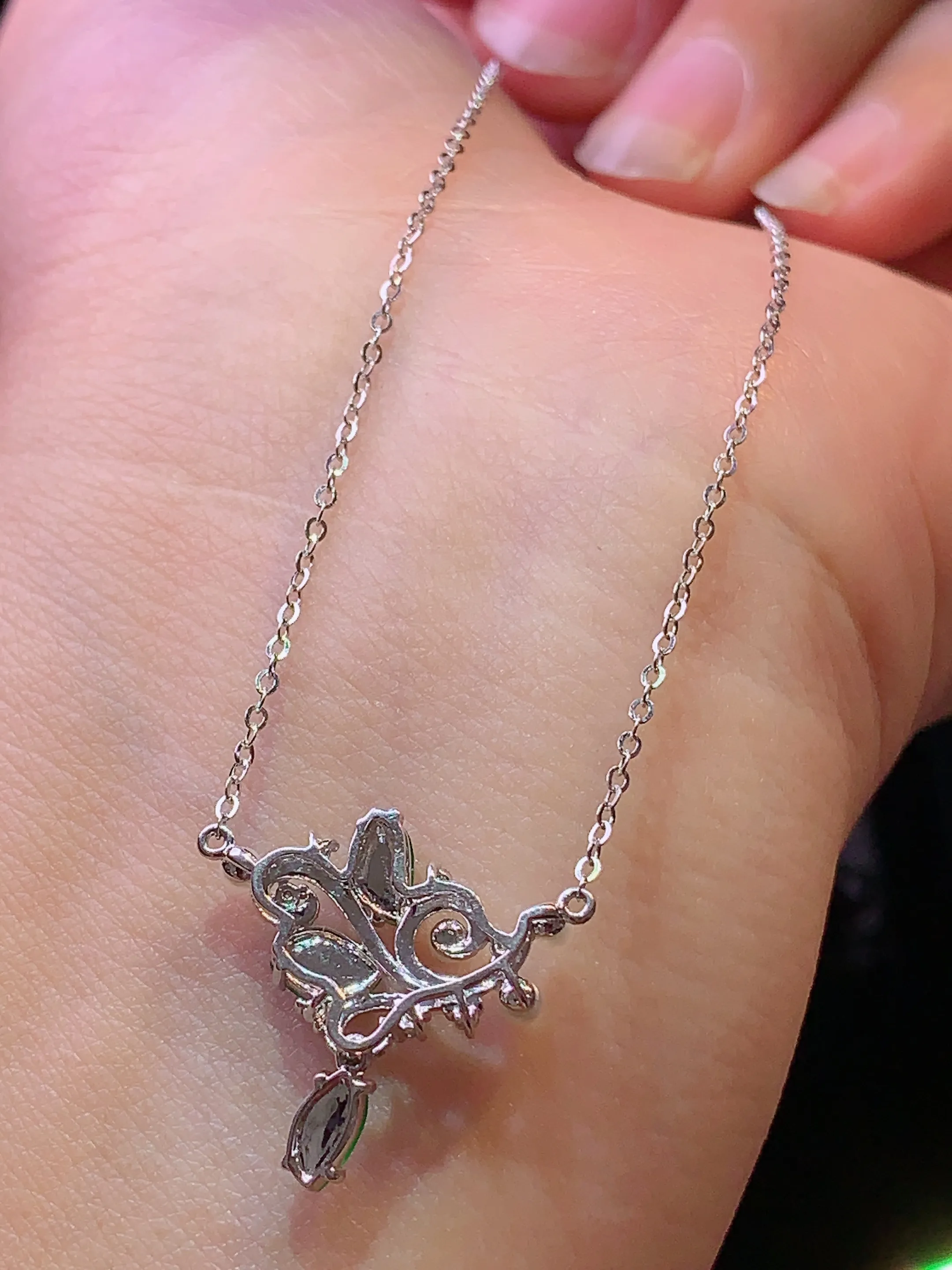 18k金钻镶嵌满绿随形项链 玉质细腻 色泽艳丽 整体尺寸18.2*19*4.5