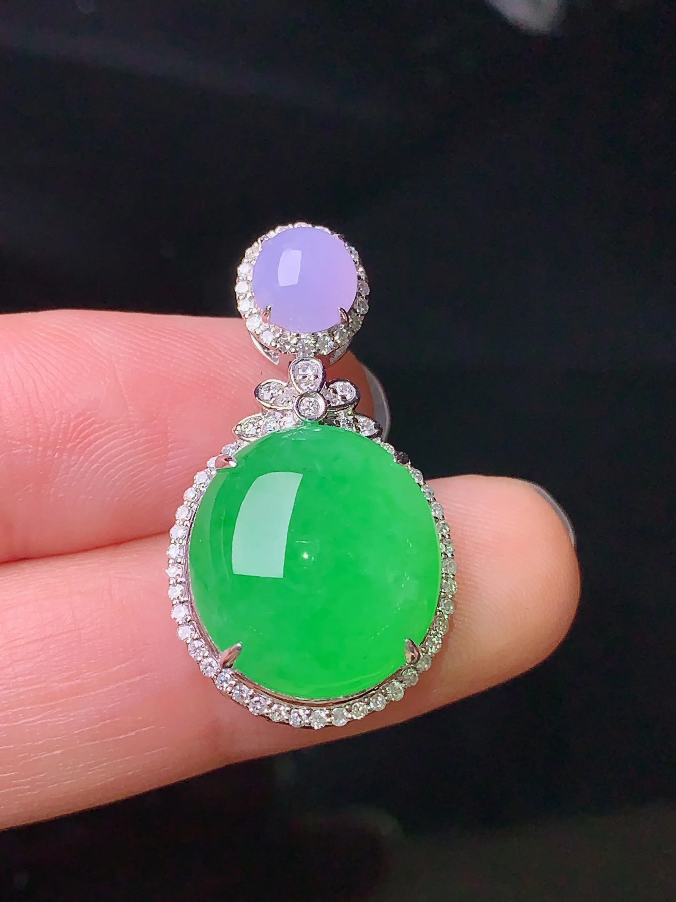 18k金钻镶嵌满绿蛋面吊坠 玉质细腻 色泽清新艳丽 整体尺寸29.2*16.2*9.6