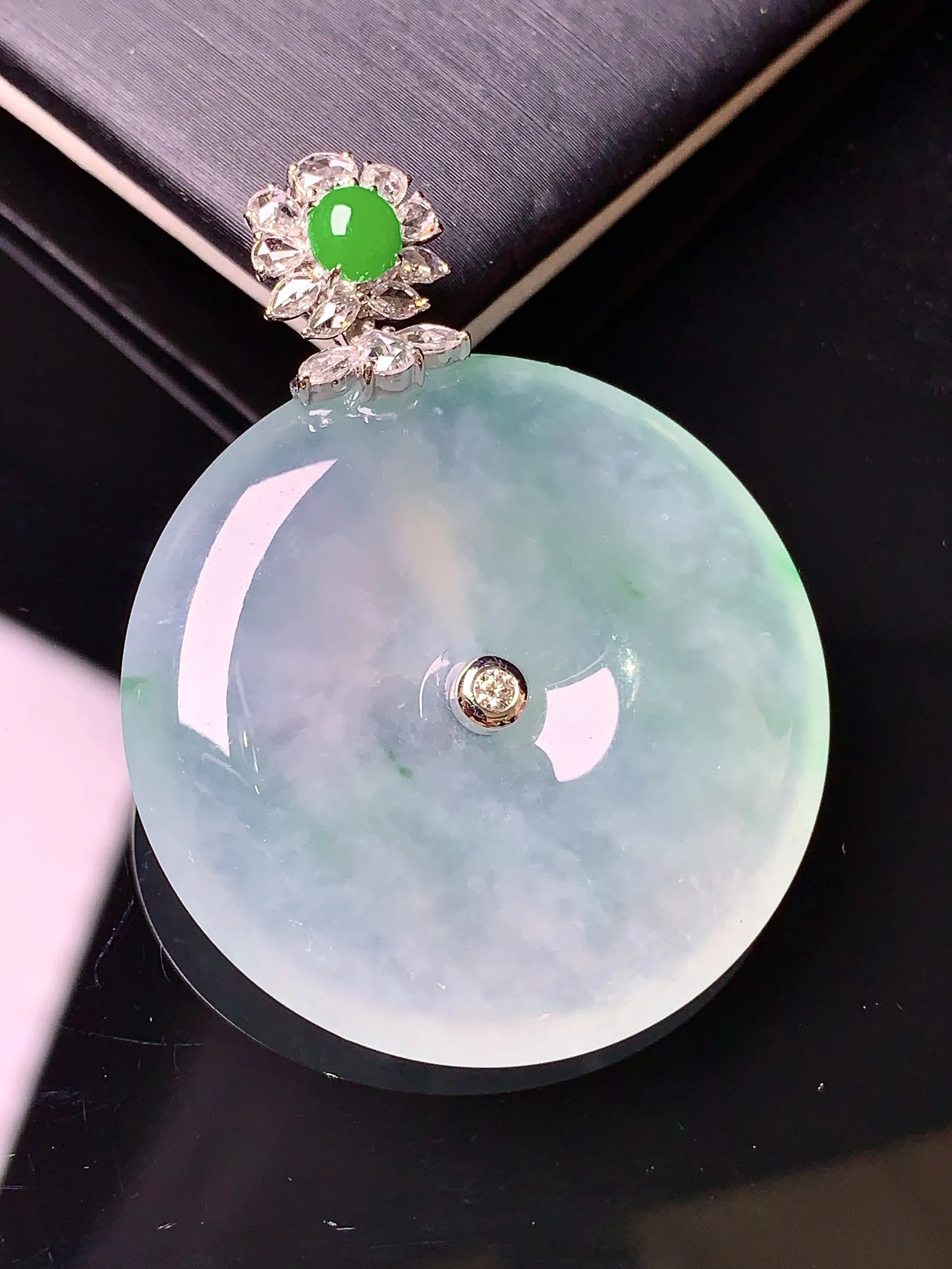 18k金钻镶嵌冰种平安扣吊坠 玉质细腻 色泽艳丽 整体尺寸41*31.6*6