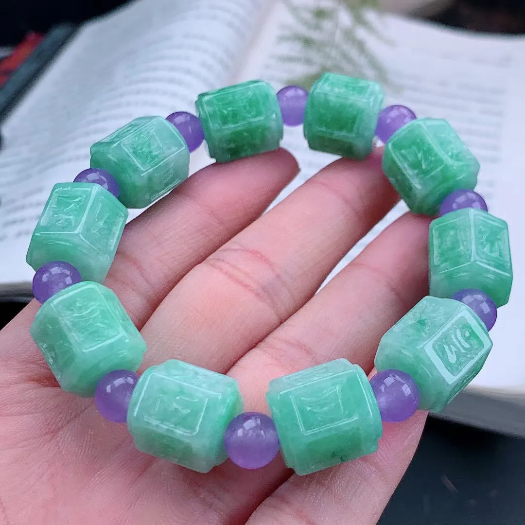 缅甸天然翡翠A货 老坑料起胶冰润 满绿六字箴言手串 手链  
尺寸：14-12.8mm  y 63.