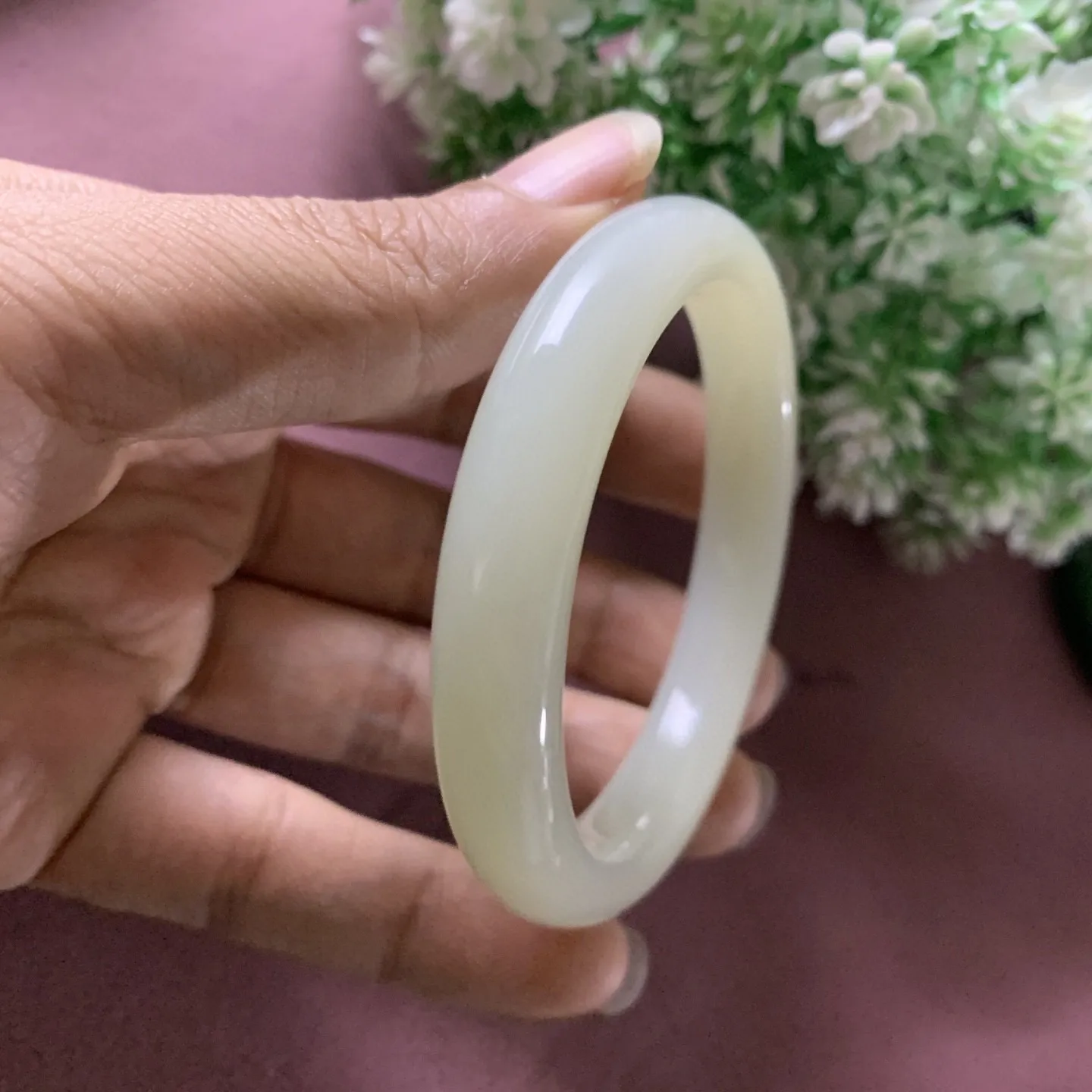 和田玉56.6圈口青白色手镯，玉质细腻油润，密度紧凑，琢型圆润，高脂粉，品相大，佩戴端庄典雅