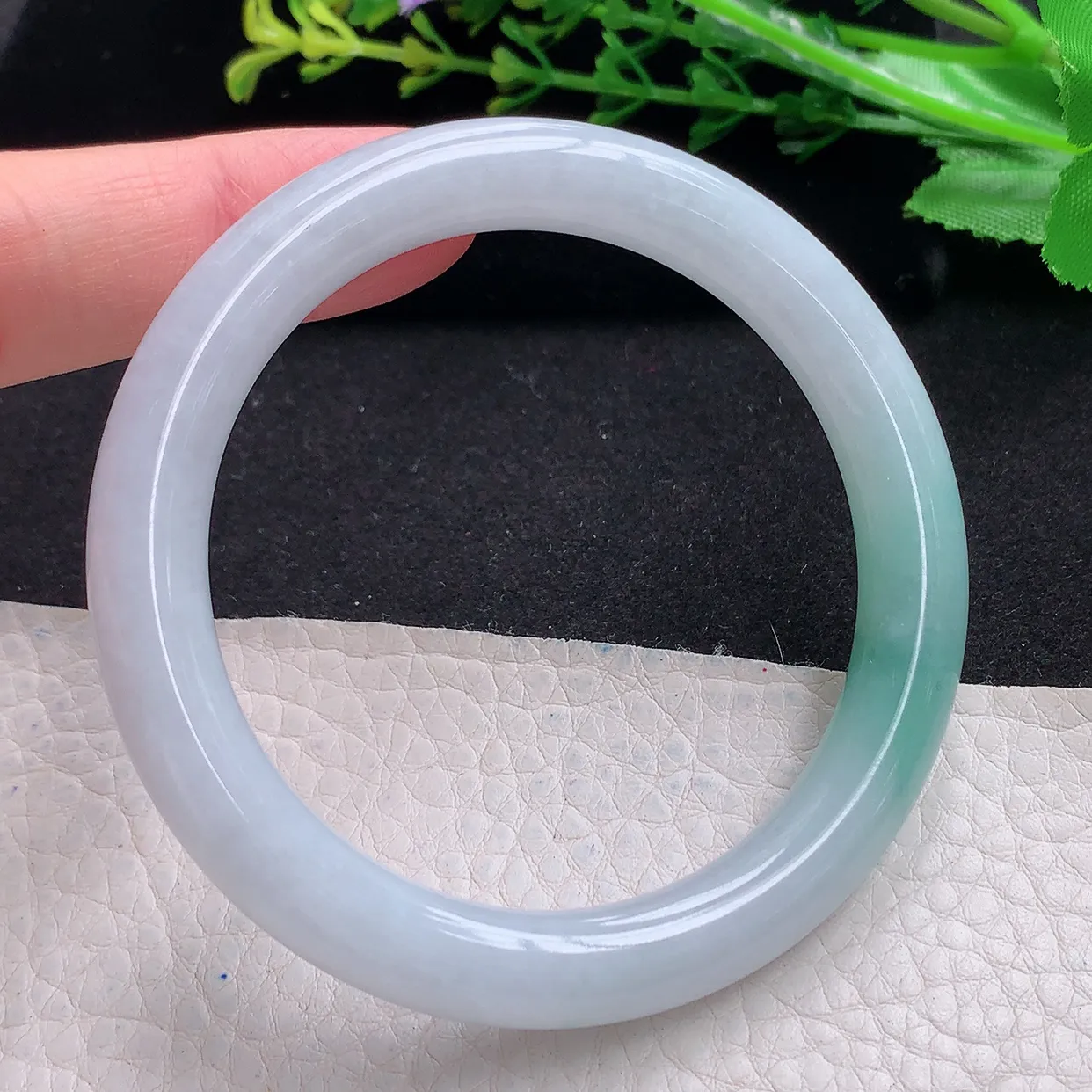 n自然光55*9美人镯 缅甸翡翠a货飘绿花清秀圆条玉手镯 玉手环