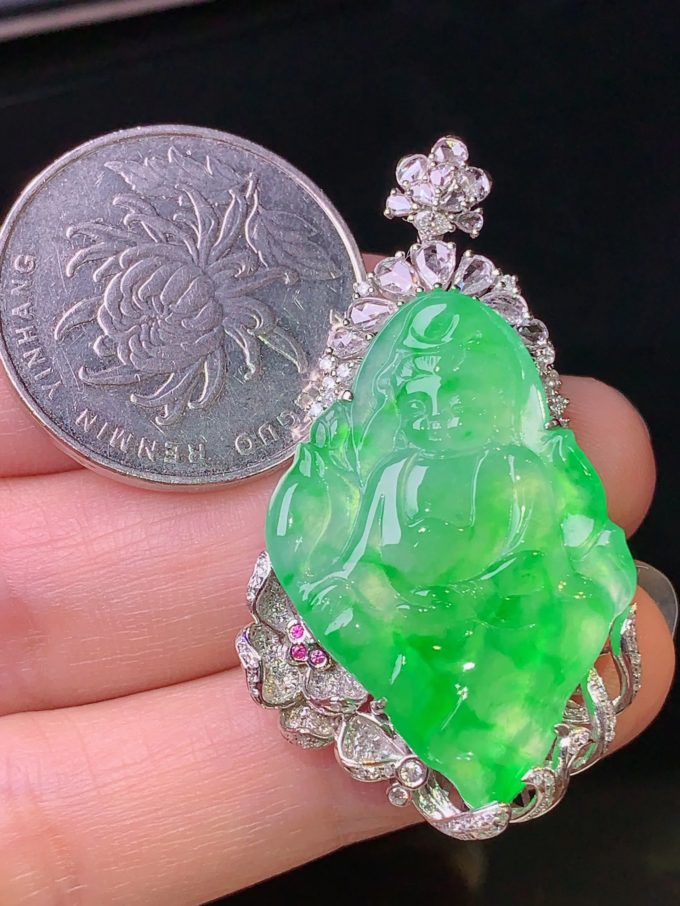 18k金钻镶嵌翠绿宝宝观音吊坠 玉质细腻 色泽艳丽 整体尺寸44.8*24.8*6.5