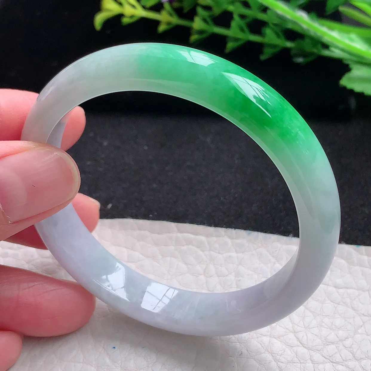 n自然光53.5*11*7平安镯 天然翡翠a货飘阳绿清秀宽边玉手镯 玉手环