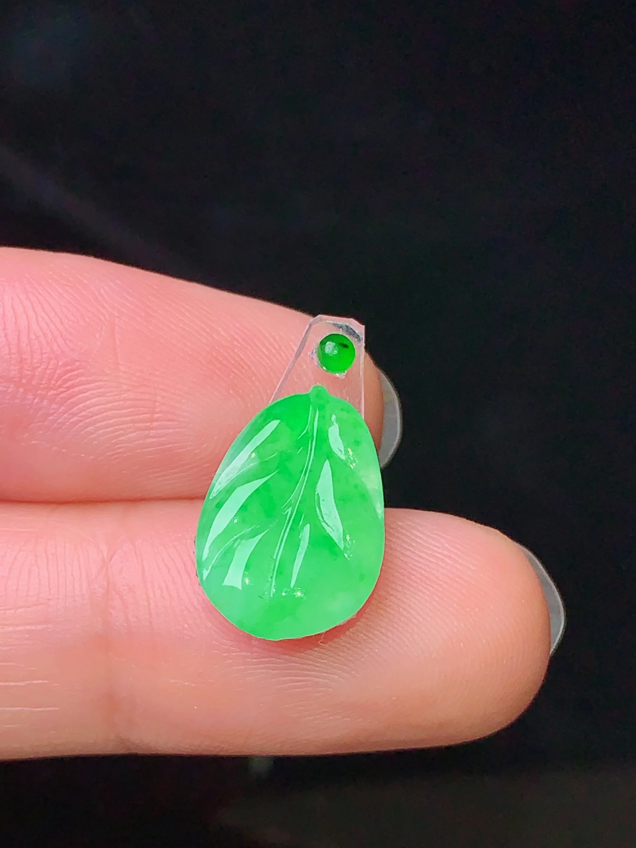 镶嵌款 翠绿树叶 玉质细腻 色泽艳丽 整体尺寸14.4*9.8*2