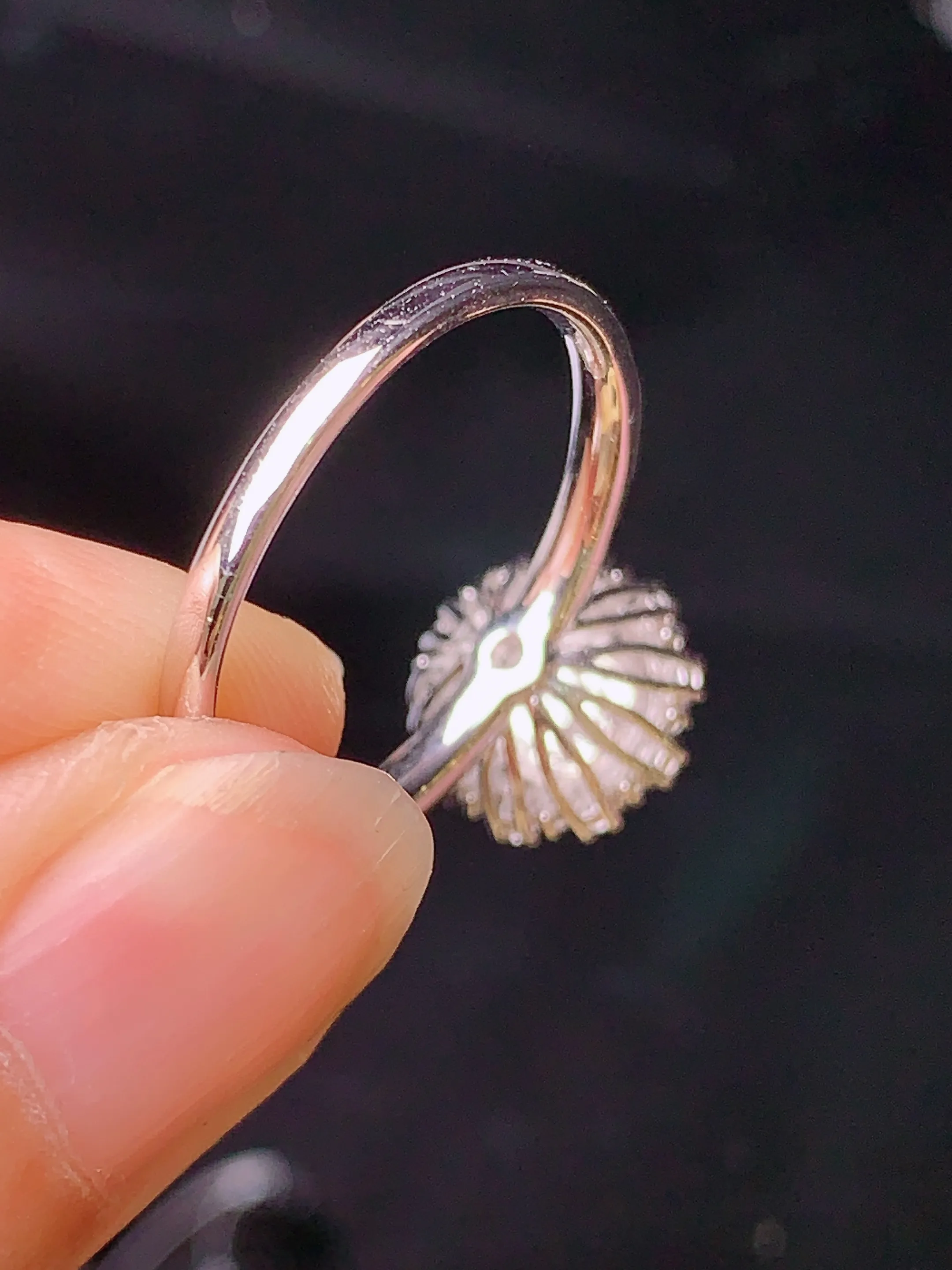 18k金钻镶嵌满绿蛋面戒指 玉质细腻 色泽清新艳丽 圈口14 整体尺寸10.5*10*9.5