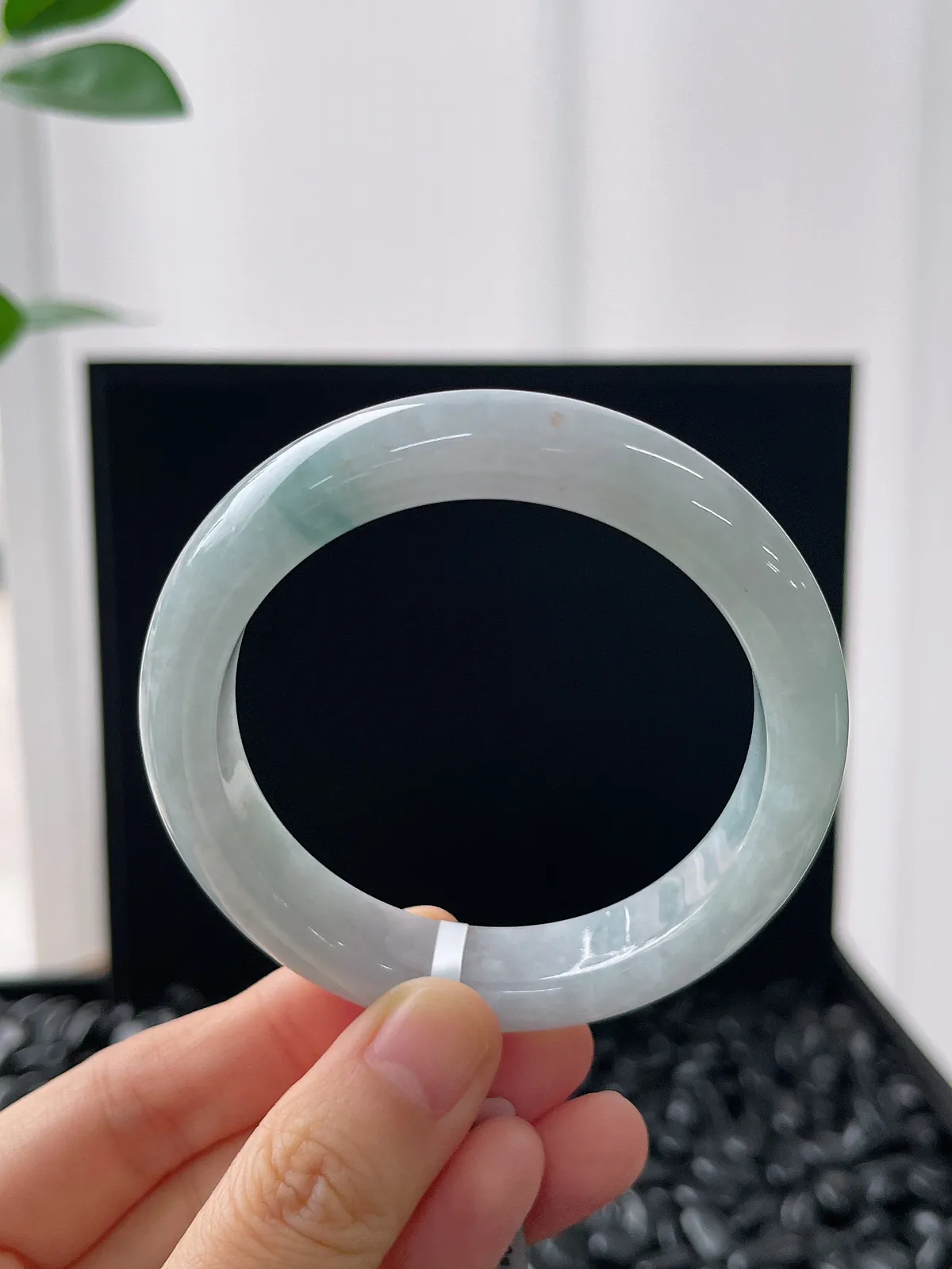 正圈53.6圈口，翡翠糯化种淡蓝色手镯