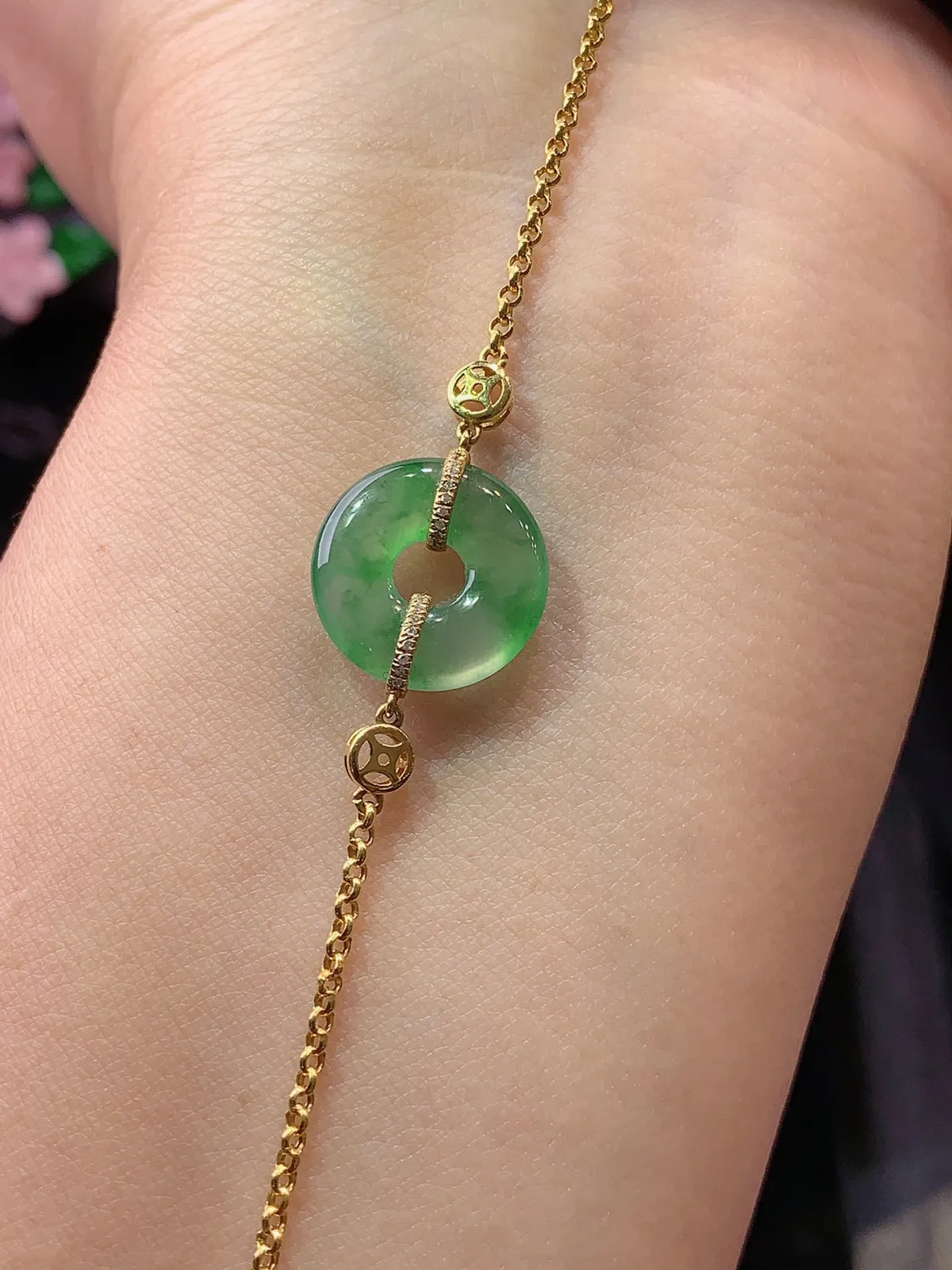 18k金镶嵌飘绿平安扣手链 玉质细腻 色泽艳丽  整体尺寸13.3*3