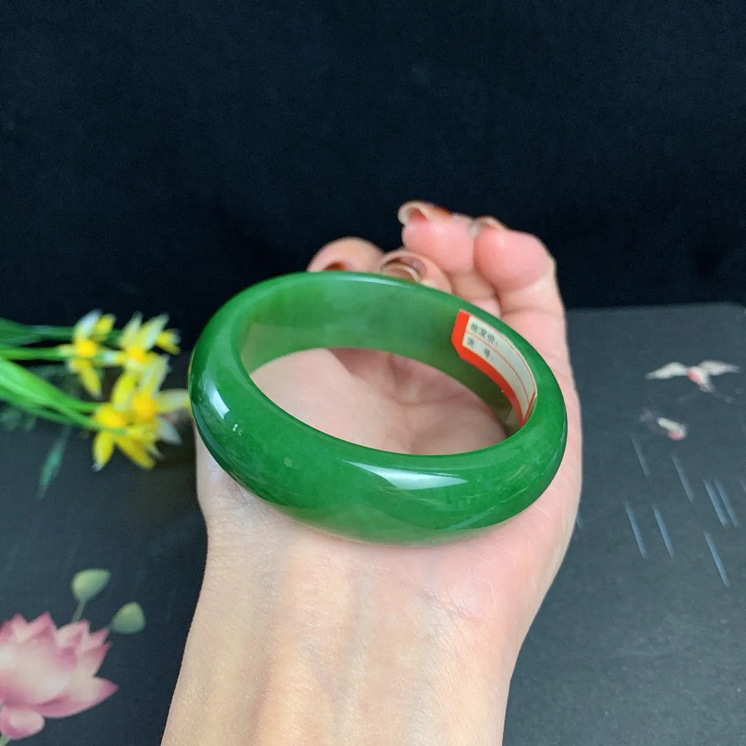 土豪款，和田玉51.5圈口阳绿色碧玉宽版手镯！圈口51.5宽17玉质细腻油润 底色纯净 无裂无棉 脂