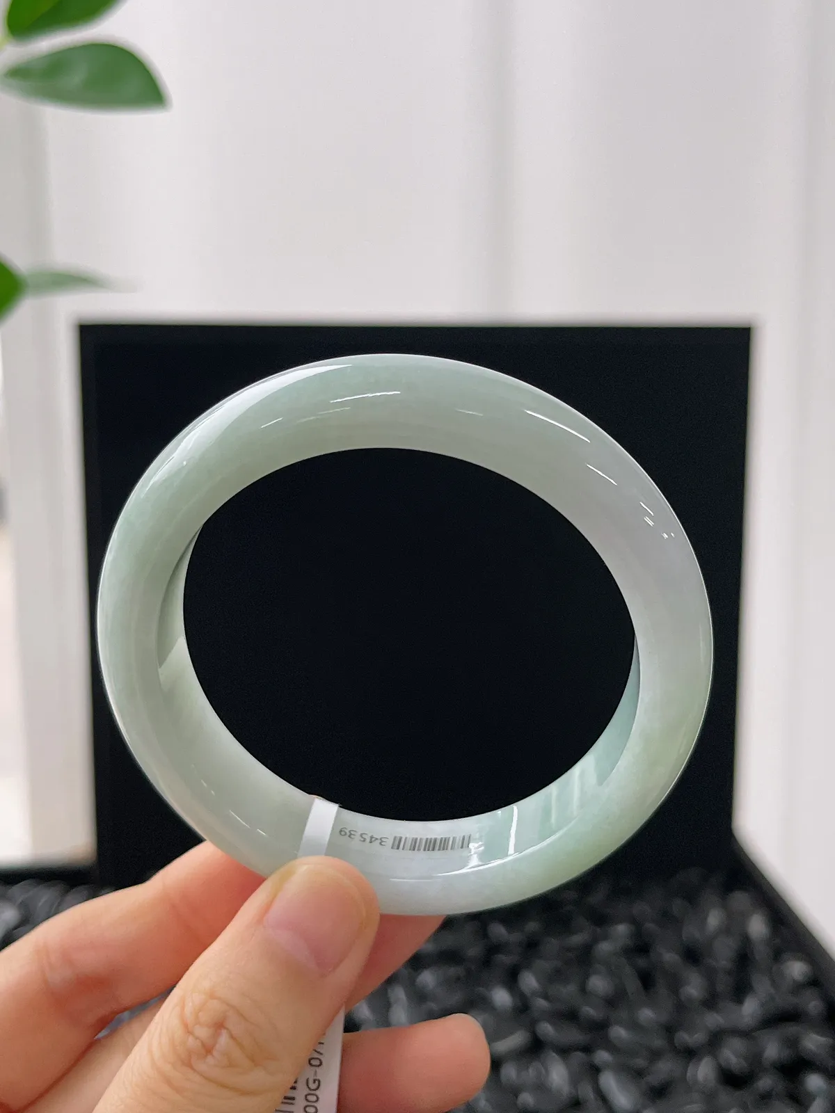 正圈54.9圈口，翡翠糯化种浅绿色手镯