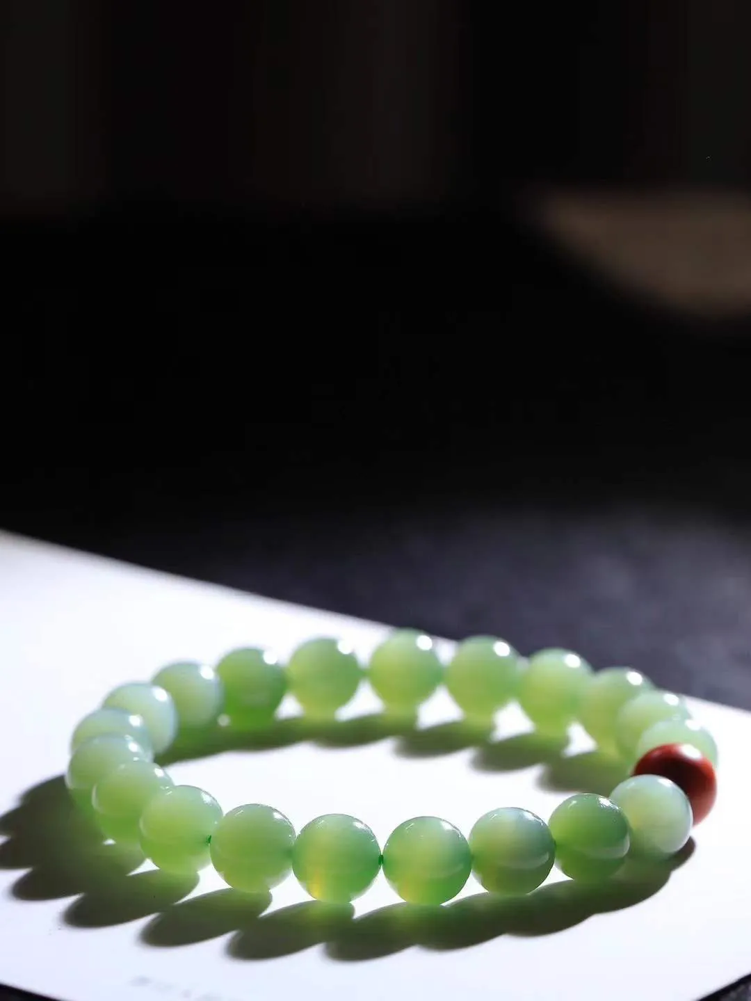 【珠圆玉润.手串】

精品和田玉碧玉猫眼珠圆玉润手串 玉质温润细腻  整串打磨圆润，佩戴舒适。珠珠落玉盘，间关莺语花底滑，一生美好时光，无论身在何处，都有它相伴相守。事事顺遂，幸福美满，吉祥如意。重24.7克 尺寸取一9.1mm  FDA-221083033