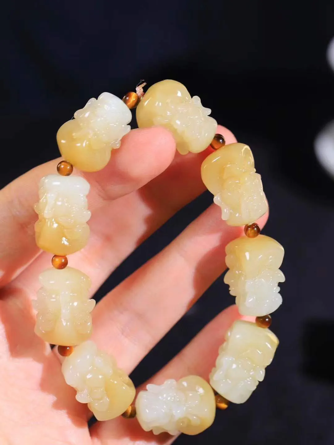 【十八罗汉.手串】

精品和田玉糖白玉罗汉手串，玉质温润细腻 油性十足 精工雕琢 整器雕工精细，刻画生动传神，纹路曲线流畅而富于变化，细致精密，即体现磅礴之势，又萦绕着佛家罗汉之佛禅之像。寓意天海无恙，国泰民安。重68.7克  尺寸22.5-16.5-17.2mm  FDL-781023055