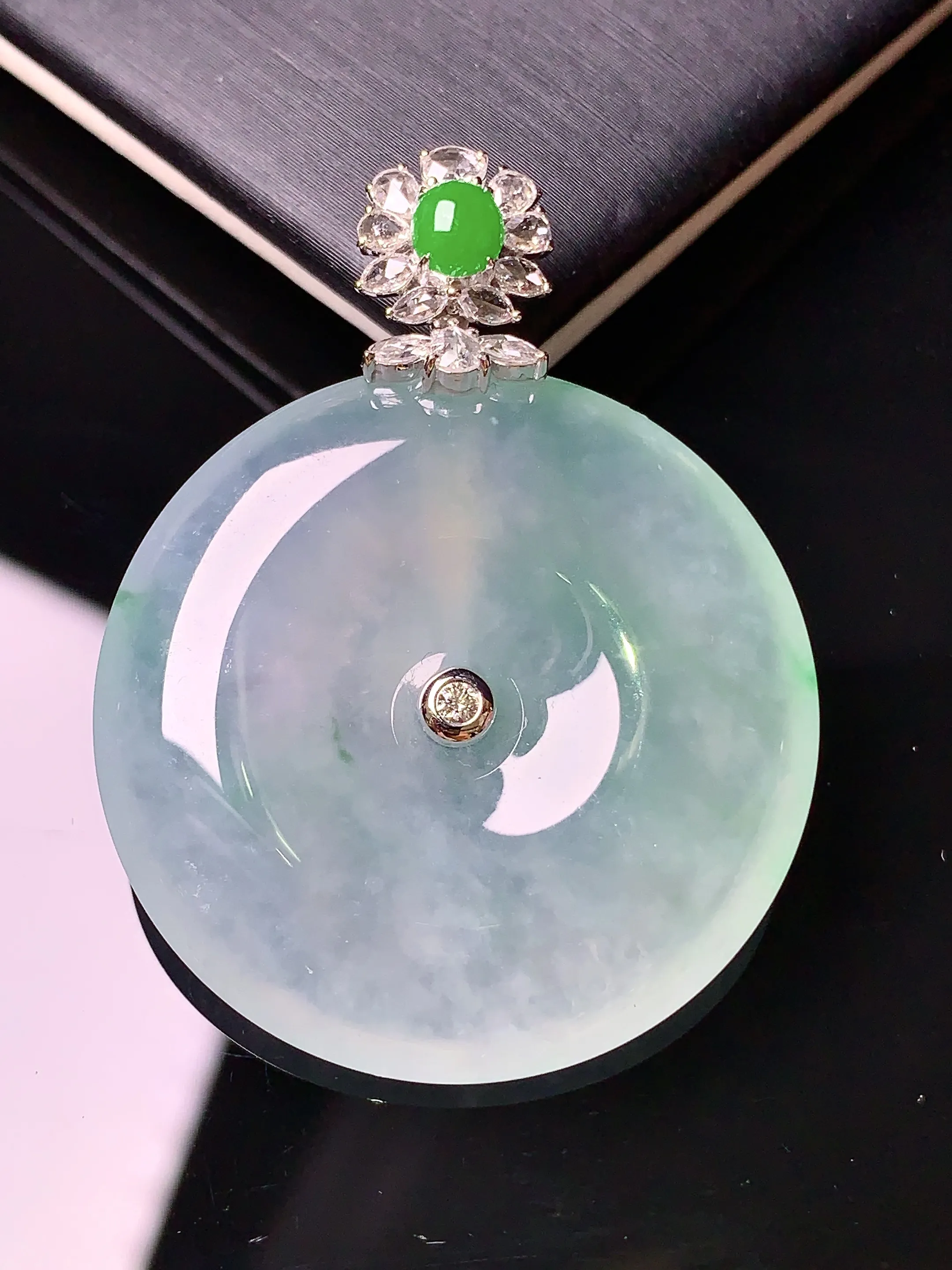 18k金钻镶嵌冰种平安扣吊坠 玉质细腻 色泽艳丽 整体尺寸41*31.6*6