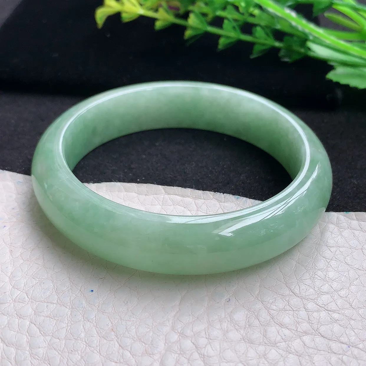 n自然光56*13.5*8.3平安镯 天然翡翠a货满绿宽边玉手镯 玉手环