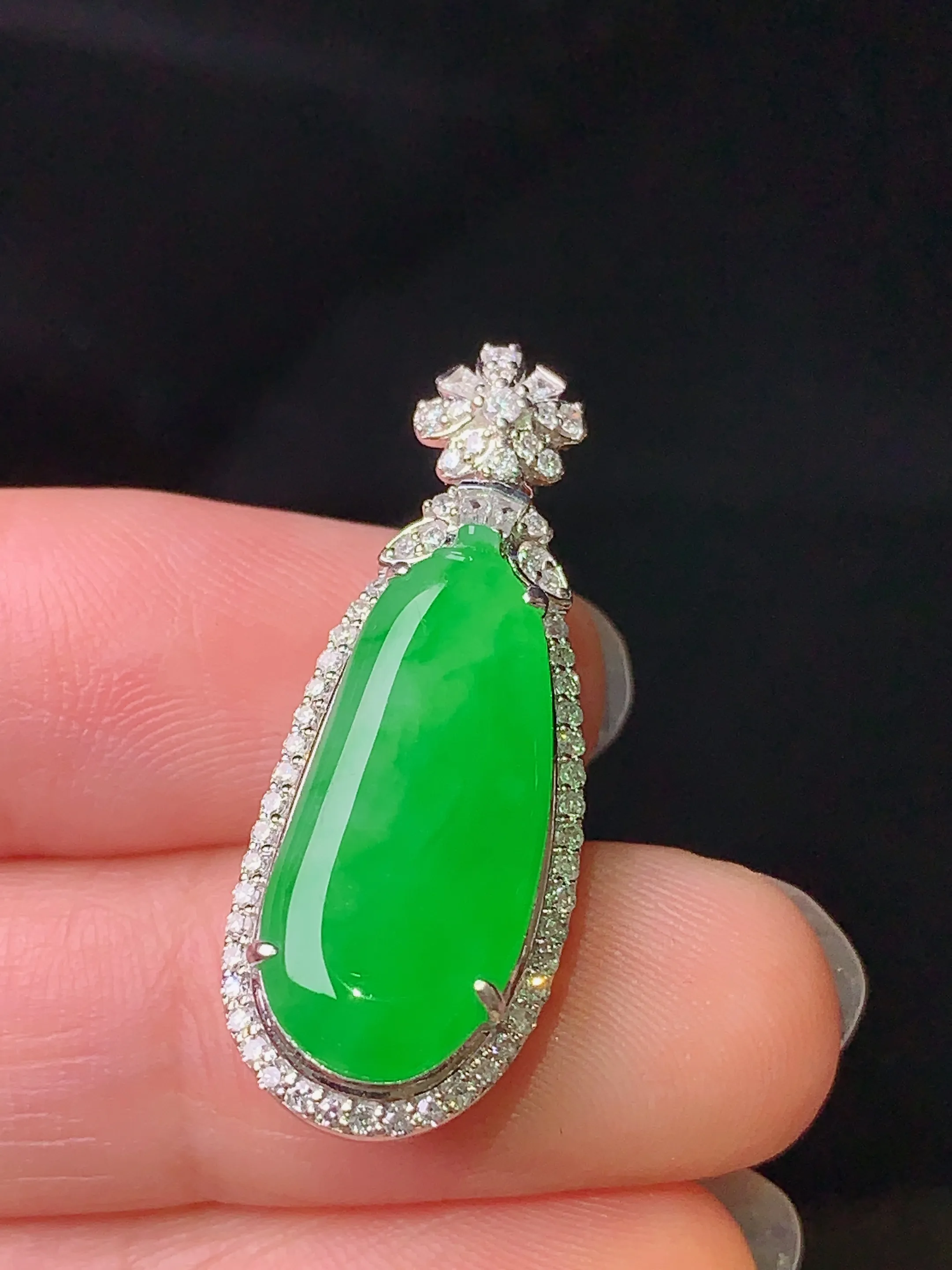 18k金钻镶嵌翠绿福瓜吊坠 玉质细腻 色泽清新艳丽 整体尺寸30.3*11.6*9.2