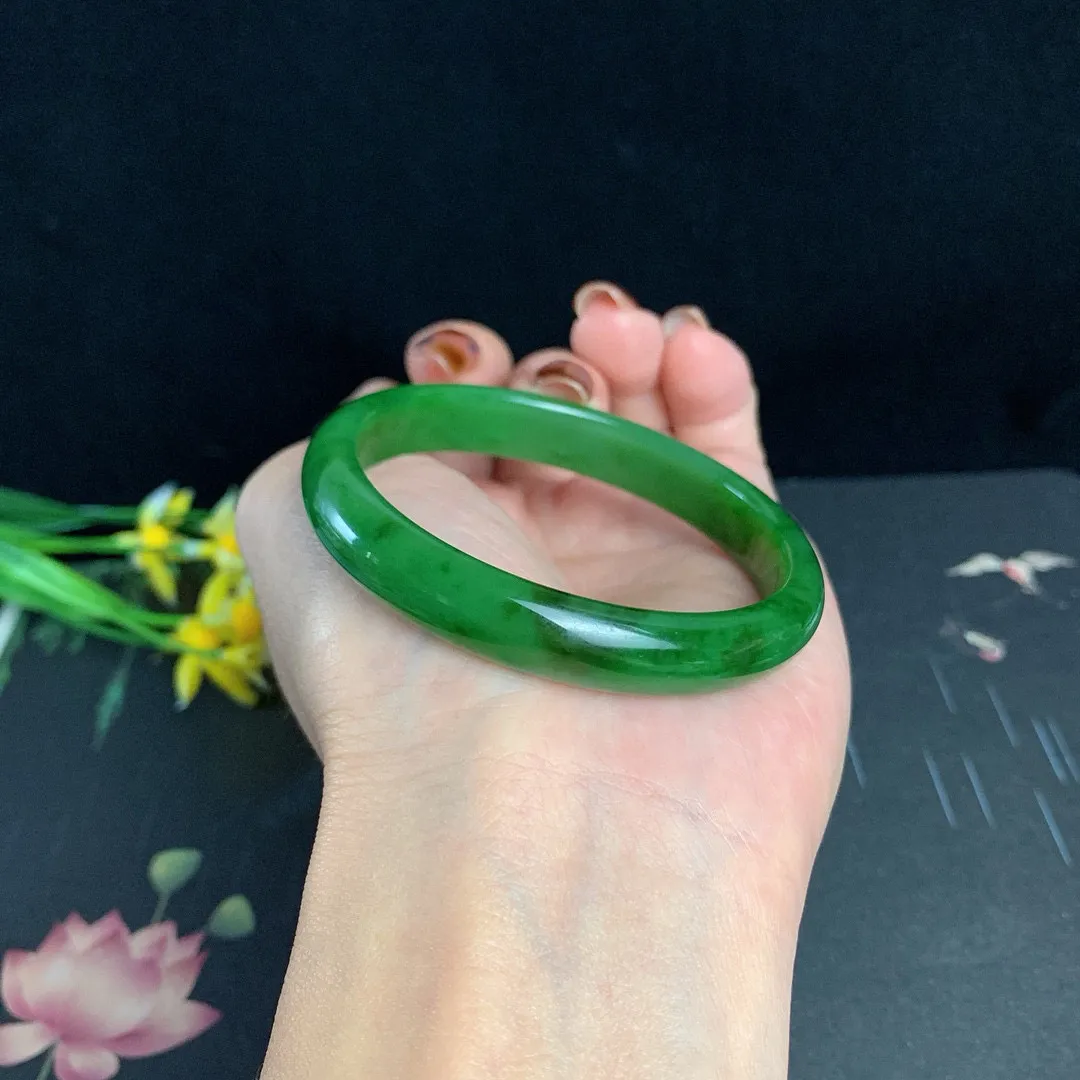 和田玉53.5圈口阳绿色碧玉手镯！红皮料，玉质细腻油润 底色纯净 无裂无棉 脂粉好，品质高