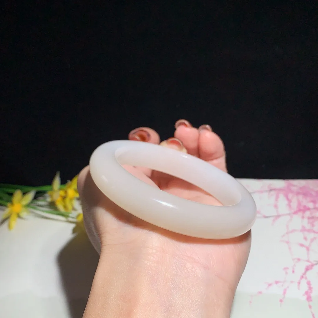 土豪款，和田玉56.5圈口藕粉色手镯！玉质细腻油润 底色纯净 无裂无杂 脂粉好，品质好