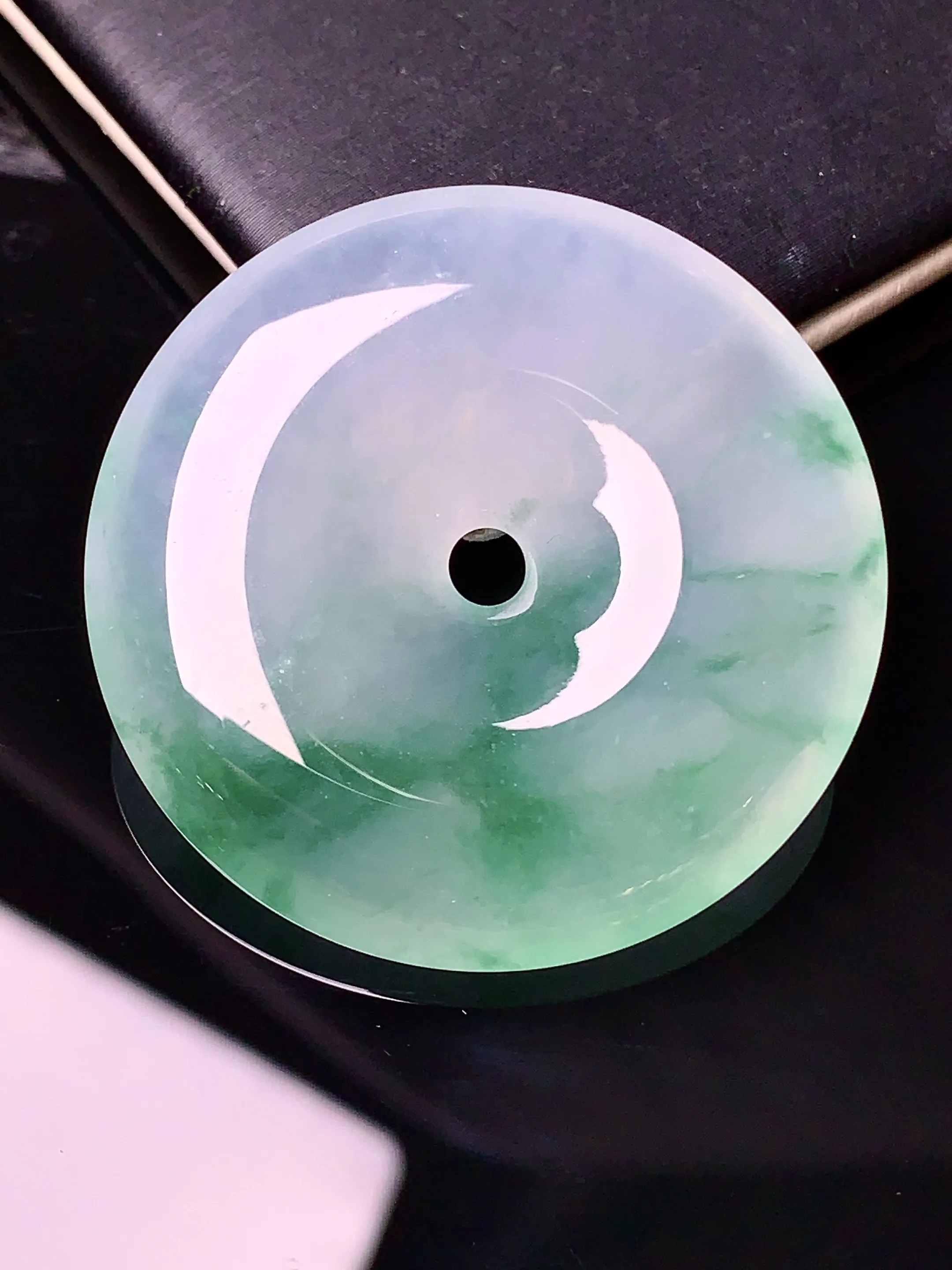 冰种飘绿平安扣吊坠 玉质细腻 色泽艳丽 整体尺寸34.6*6.8