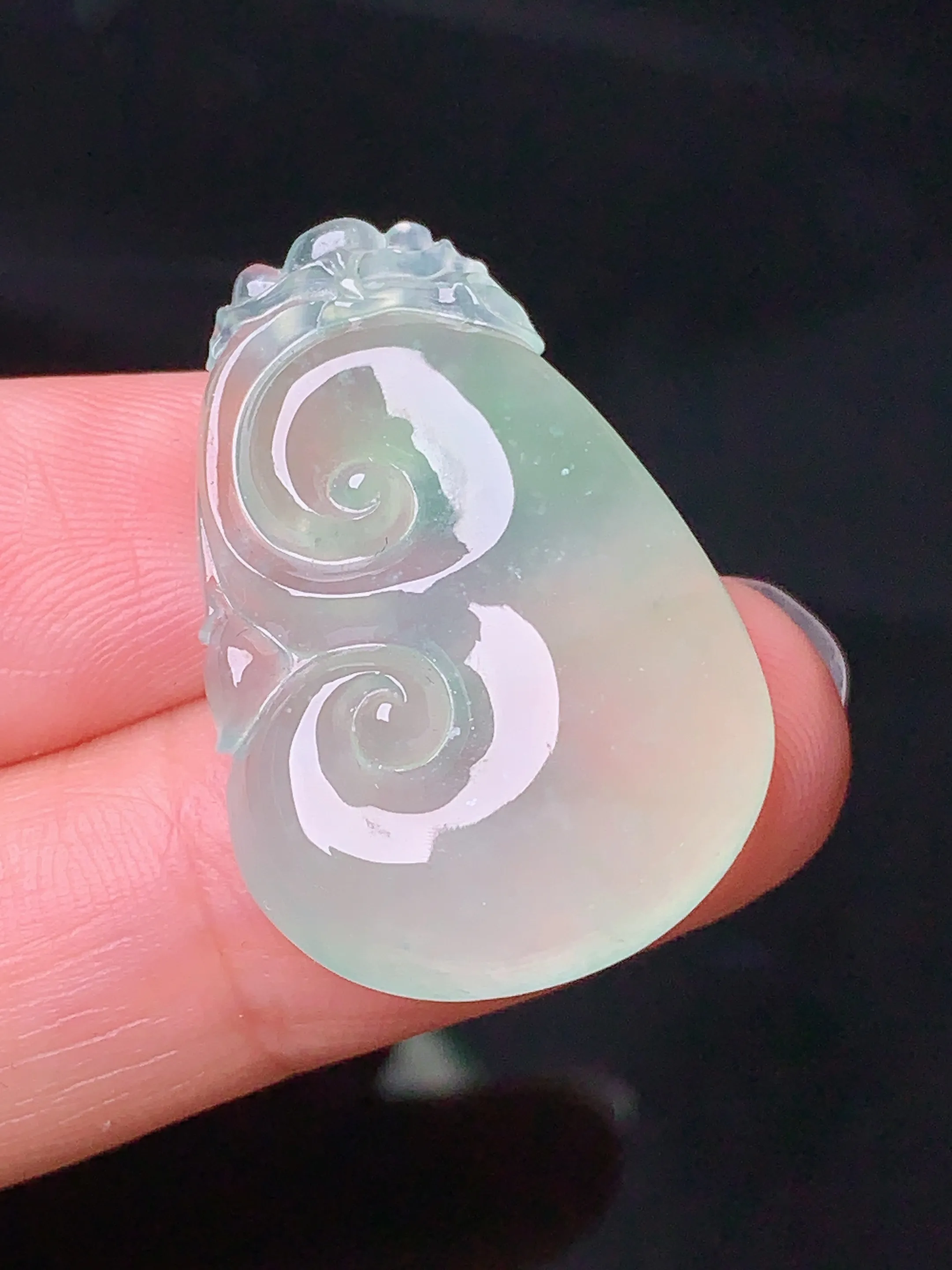 冰种如意吊坠 玉质细腻 色泽艳丽 整体尺寸29*19.7*5.5