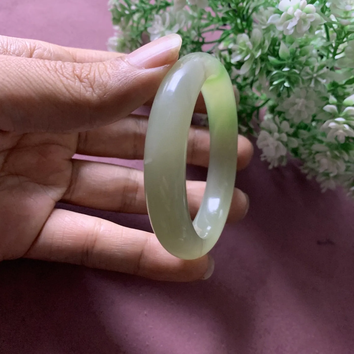 和田玉50.8圈口翠青手镯，玉质细腻油润 底色纯净，脂粉好，品质高