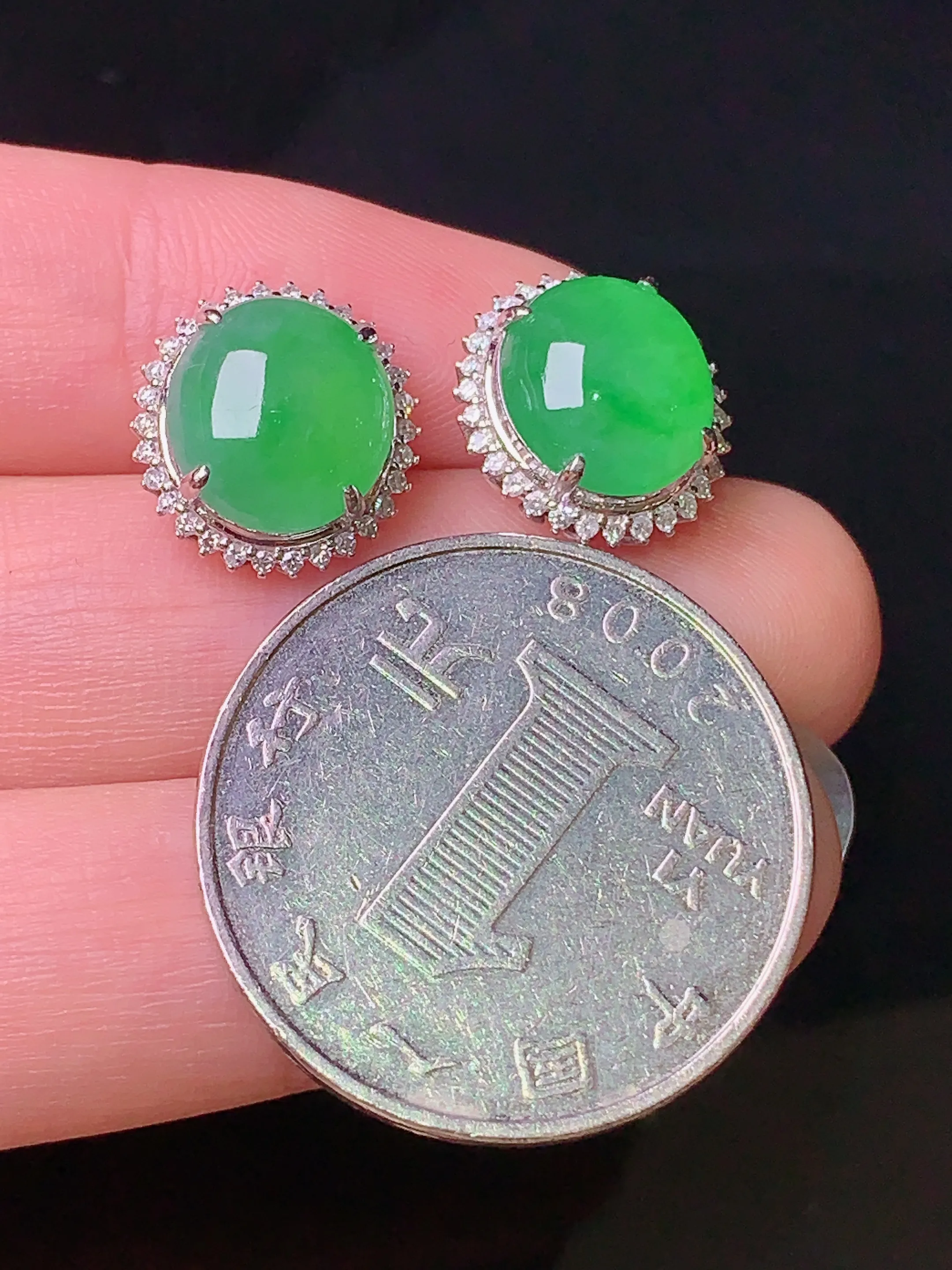 18k金钻镶嵌满绿蛋面耳钉 玉质细腻 色泽清新艳丽 整体尺寸13*12*7.5
