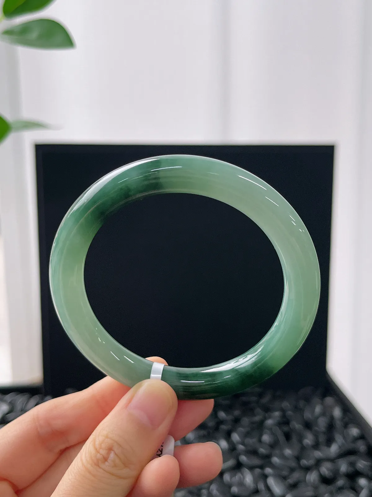 圆镯54.9圈口，翡翠冰糯种飘绿手镯